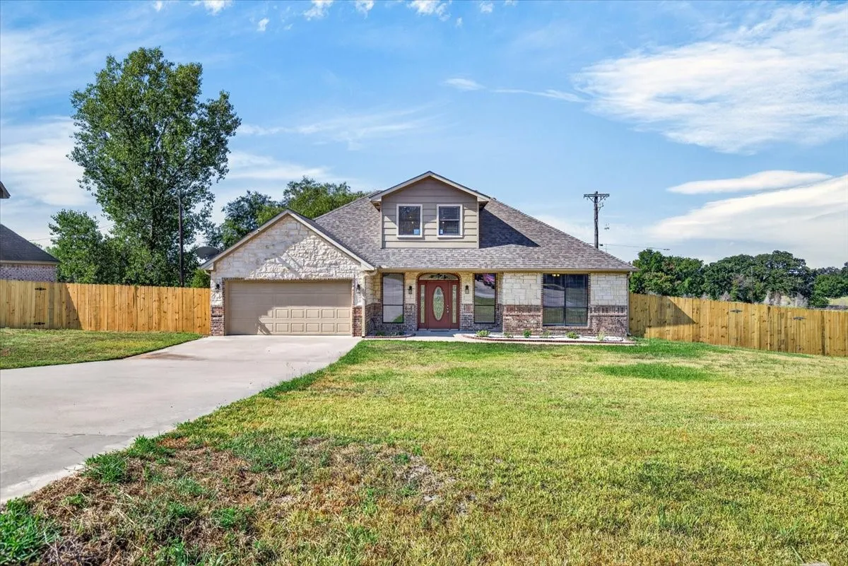 Single Family Residence For Sale in Henderson County , 7900 Private Road 7905, Athens, Texas 75752, 4 Bedroom, 3 Bathroom, 2 Garage spaces, 2,198 Sqft, built in 2008, mls#21381540, Real Estate Agent in Athens, Homes For Sale in Henderson county, Homes For Sale in Athens, Realtor in Athens Texas, Real Estate Brokerage Independent Realty Texas, Luminita Cordes Realtor