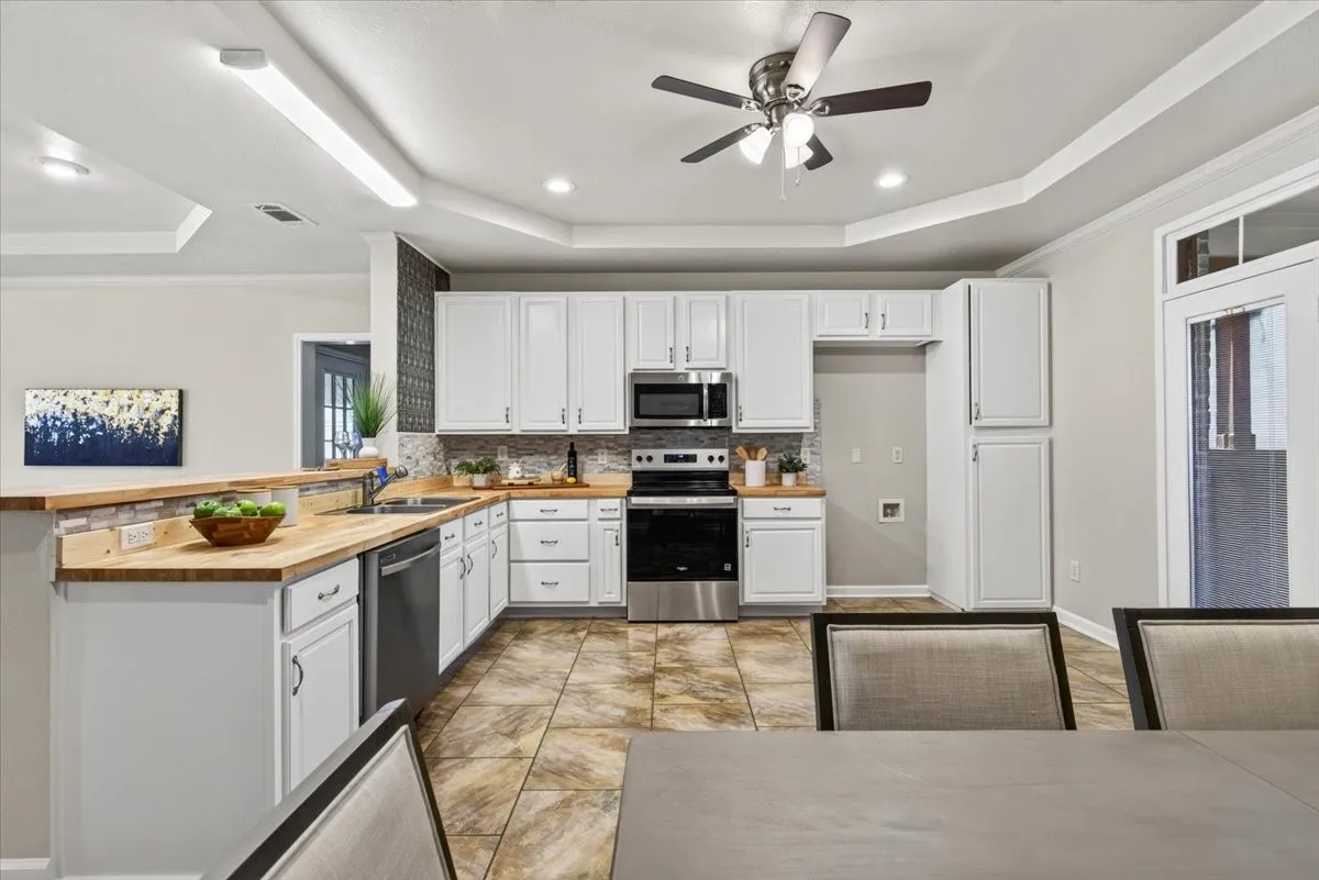 Single Family Residence For Sale in Henderson County , 7900 Private Road 7905, Athens, Texas 75752, 4 Bedroom, 3 Bathroom, 2 Garage spaces, 2,198 Sqft, built in 2008, mls#21381540, Real Estate Agent in Athens, Homes For Sale in Henderson county, Homes For Sale in Athens, Realtor in Athens Texas, Real Estate Brokerage Independent Realty Texas, Luminita Cordes Realtor