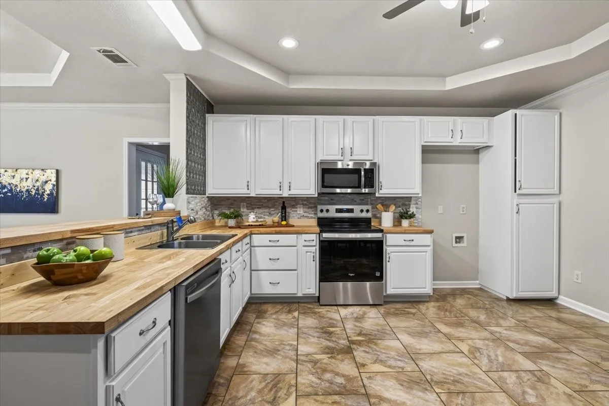 Single Family Residence For Sale in Henderson County , 7900 Private Road 7905, Athens, Texas 75752, 4 Bedroom, 3 Bathroom, 2 Garage spaces, 2,198 Sqft, built in 2008, mls#21381540, Real Estate Agent in Athens, Homes For Sale in Henderson county, Homes For Sale in Athens, Realtor in Athens Texas, Real Estate Brokerage Independent Realty Texas, Luminita Cordes Realtor