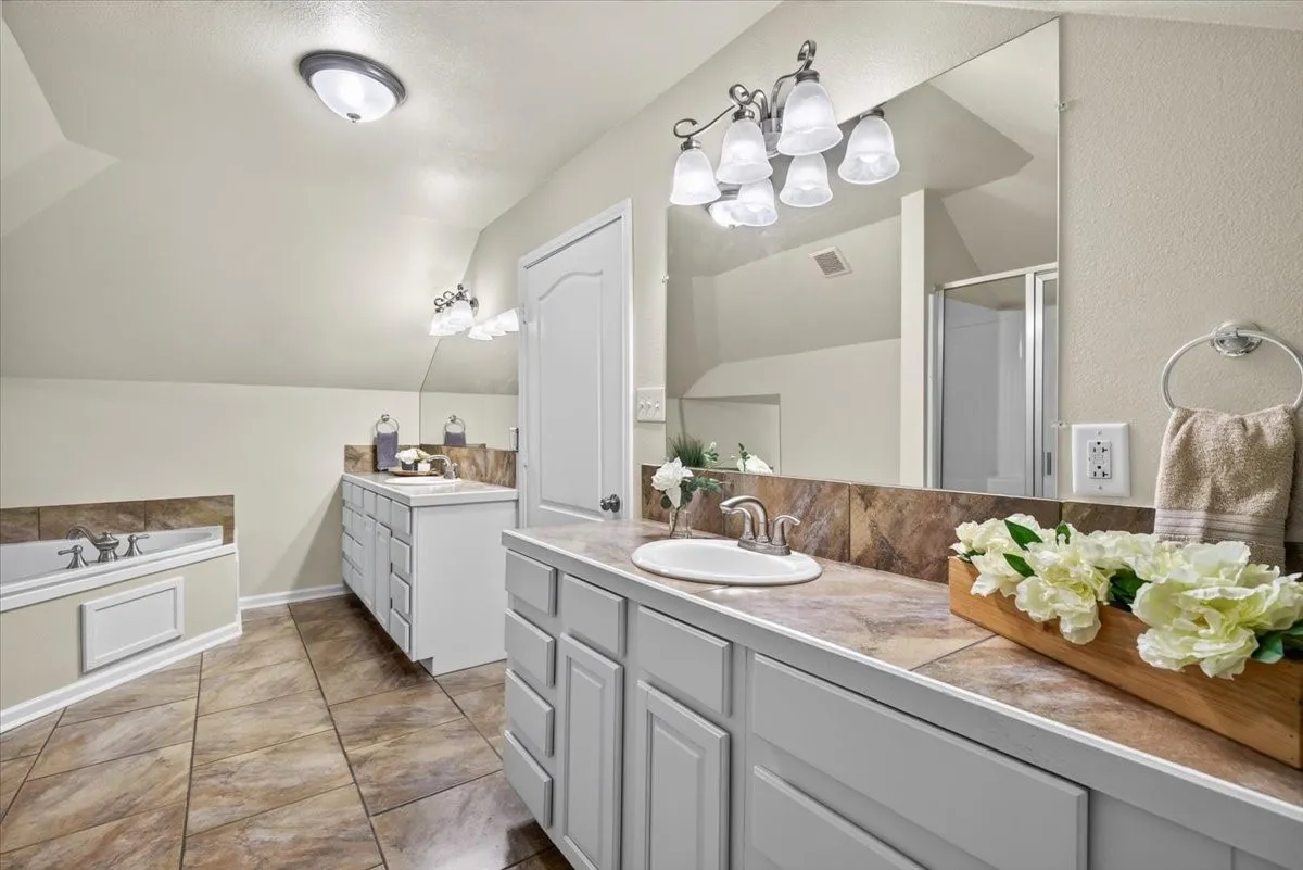 Single Family Residence For Sale in Henderson County , 7900 Private Road 7905, Athens, Texas 75752, 4 Bedroom, 3 Bathroom, 2 Garage spaces, 2,198 Sqft, built in 2008, mls#21381540, Real Estate Agent in Athens, Homes For Sale in Henderson county, Homes For Sale in Athens, Realtor in Athens Texas, Real Estate Brokerage Independent Realty Texas, Luminita Cordes Realtor