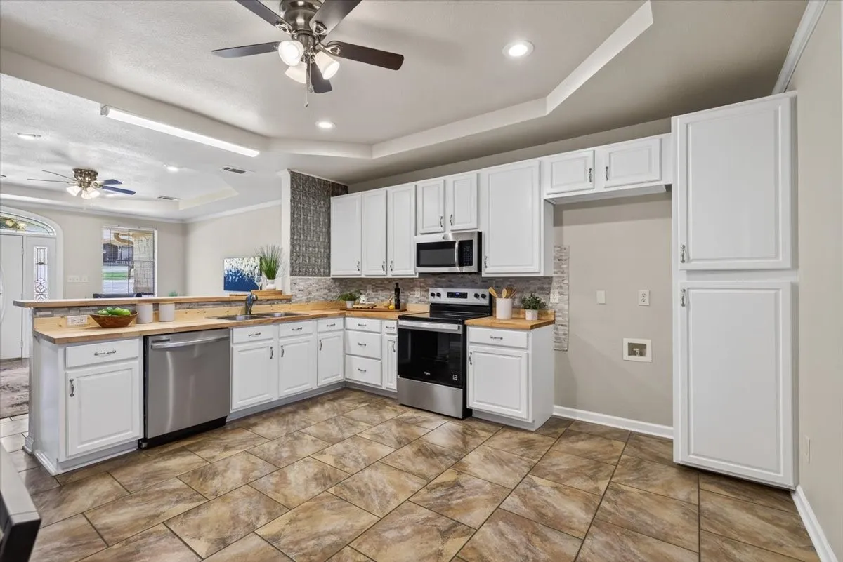 Single Family Residence For Sale in Henderson County , 7900 Private Road 7905, Athens, Texas 75752, 4 Bedroom, 3 Bathroom, 2 Garage spaces, 2,198 Sqft, built in 2008, mls#21381540, Real Estate Agent in Athens, Homes For Sale in Henderson county, Homes For Sale in Athens, Realtor in Athens Texas, Real Estate Brokerage Independent Realty Texas, Luminita Cordes Realtor