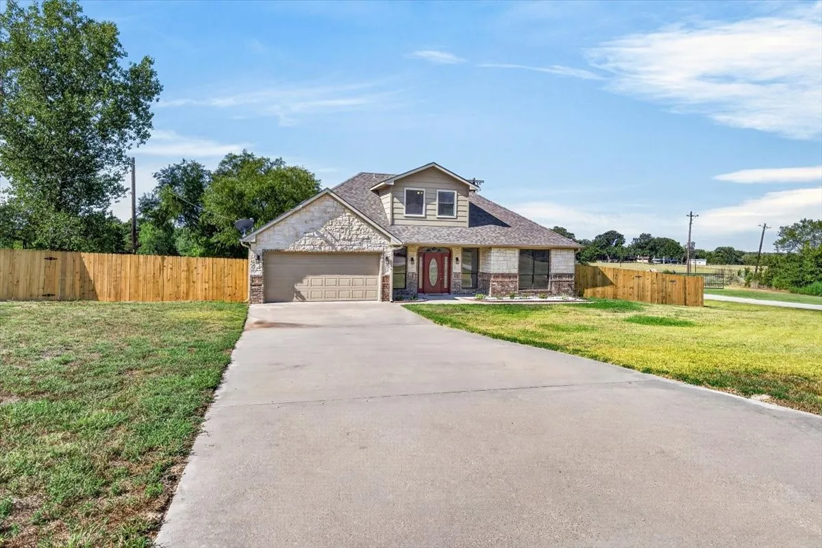 Single Family Residence For Sale in Henderson County , 7900 Private Road 7905, Athens, Texas 75752, 4 Bedroom, 3 Bathroom, 2 Garage spaces, 2,198 Sqft, built in 2008, mls#21381540, Real Estate Agent in Athens, Homes For Sale in Henderson county, Homes For Sale in Athens, Realtor in Athens Texas, Real Estate Brokerage Independent Realty Texas, Luminita Cordes Realtor