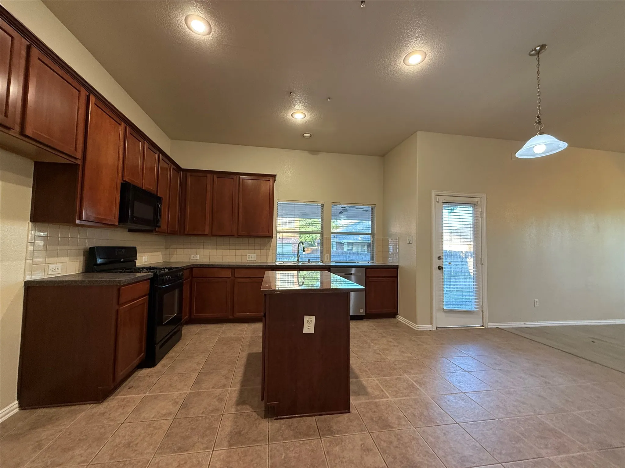 Single Family Residence For Rent in Dallas County , 8014 Wilmington Drive, Rowlett, Texas 75089, 3 Bedroom, 2 Bathroom, 2 Garage spaces, 1,923 Sqft, built in 2003, mls#21381590, Real Estate Agent in Rowlett, Homes For Rent in Dallas county, Homes For Rent in Rowlett, Realtor in Rowlett Texas, Real Estate Brokerage Independent Realty Texas, Luminita Cordes Realtor