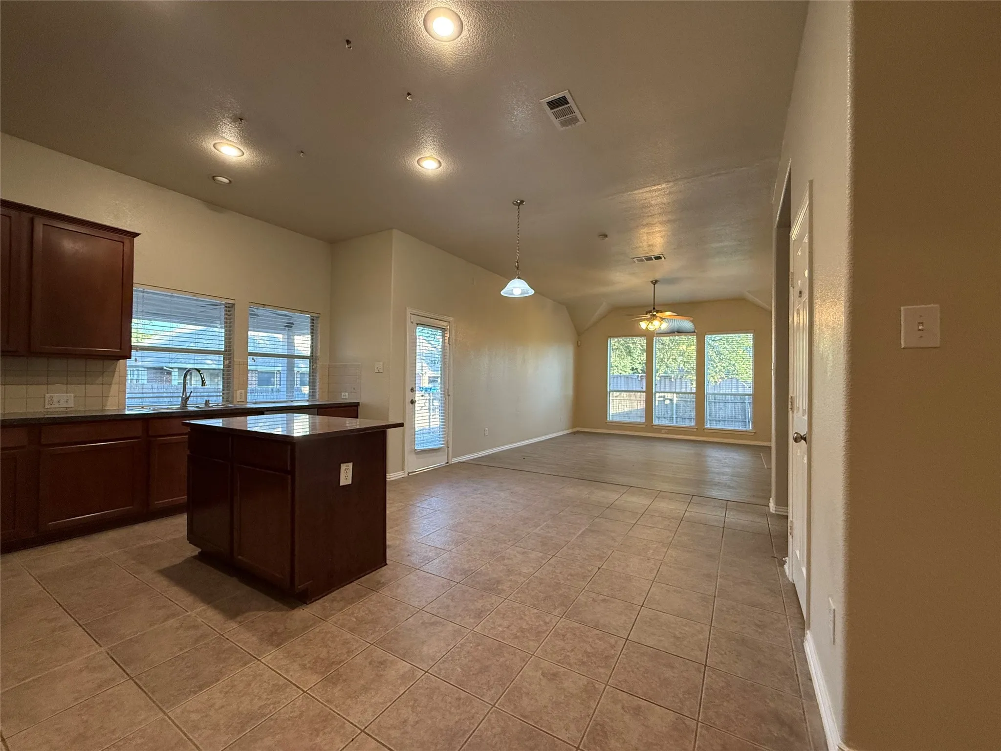 Single Family Residence For Rent in Dallas County , 8014 Wilmington Drive, Rowlett, Texas 75089, 3 Bedroom, 2 Bathroom, 2 Garage spaces, 1,923 Sqft, built in 2003, mls#21381590, Real Estate Agent in Rowlett, Homes For Rent in Dallas county, Homes For Rent in Rowlett, Realtor in Rowlett Texas, Real Estate Brokerage Independent Realty Texas, Luminita Cordes Realtor