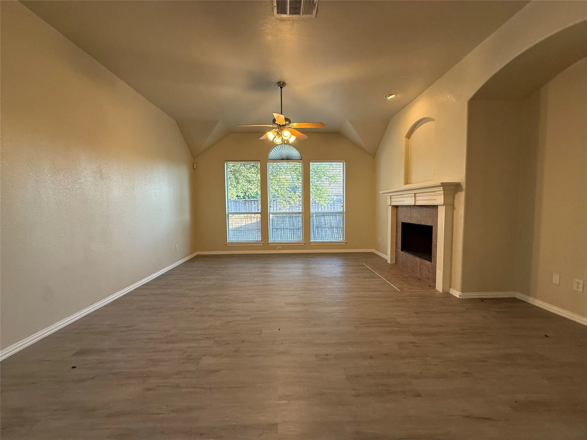 Single Family Residence For Rent in Dallas County , 8014 Wilmington Drive, Rowlett, Texas 75089, 3 Bedroom, 2 Bathroom, 2 Garage spaces, 1,923 Sqft, built in 2003, mls#21381590, Real Estate Agent in Rowlett, Homes For Rent in Dallas county, Homes For Rent in Rowlett, Realtor in Rowlett Texas, Real Estate Brokerage Independent Realty Texas, Luminita Cordes Realtor