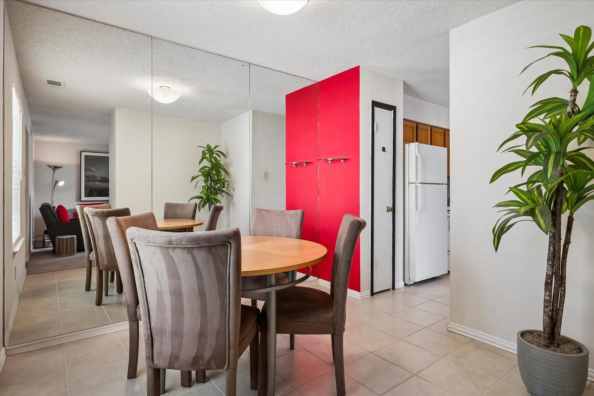 Condominium For Sale in Dallas County , 5335 Bent Tree Forest Drive 121, Dallas, Texas 75248, 1 Bedroom, 1 Bathroom, Garage spaces, 678 Sqft, built in 1981, mls#21380662, Real Estate Agent in Dallas, Homes For Sale in Dallas county, Homes For Sale in Dallas, Realtor in Dallas Texas, Real Estate Brokerage Independent Realty Texas, Luminita Cordes Realtor