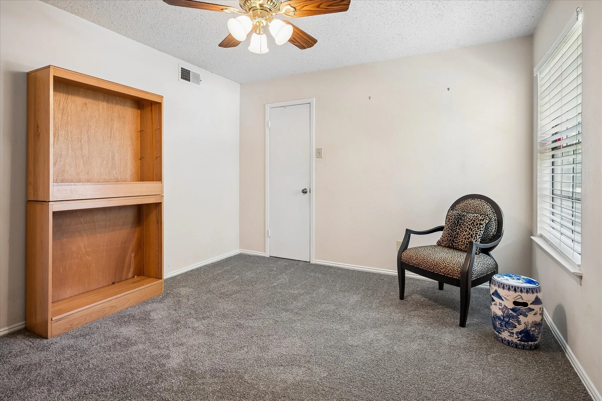 Condominium For Sale in Dallas County , 5335 Bent Tree Forest Drive 121, Dallas, Texas 75248, 1 Bedroom, 1 Bathroom, Garage spaces, 678 Sqft, built in 1981, mls#21380662, Real Estate Agent in Dallas, Homes For Sale in Dallas county, Homes For Sale in Dallas, Realtor in Dallas Texas, Real Estate Brokerage Independent Realty Texas, Luminita Cordes Realtor