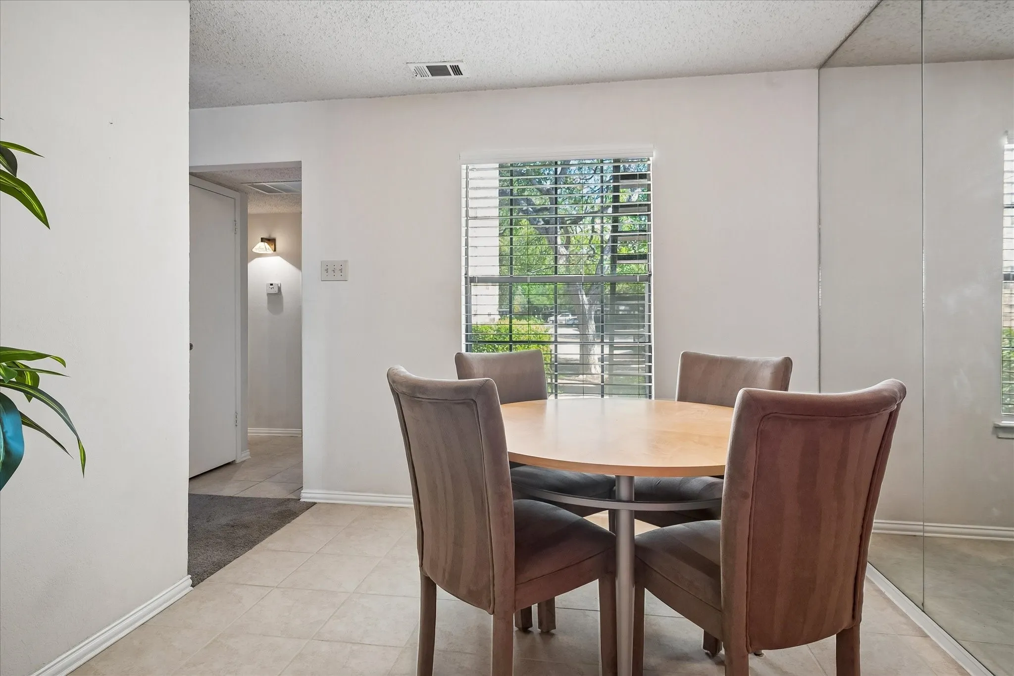 Condominium For Sale in Dallas County , 5335 Bent Tree Forest Drive 121, Dallas, Texas 75248, 1 Bedroom, 1 Bathroom, Garage spaces, 678 Sqft, built in 1981, mls#21380662, Real Estate Agent in Dallas, Homes For Sale in Dallas county, Homes For Sale in Dallas, Realtor in Dallas Texas, Real Estate Brokerage Independent Realty Texas, Luminita Cordes Realtor