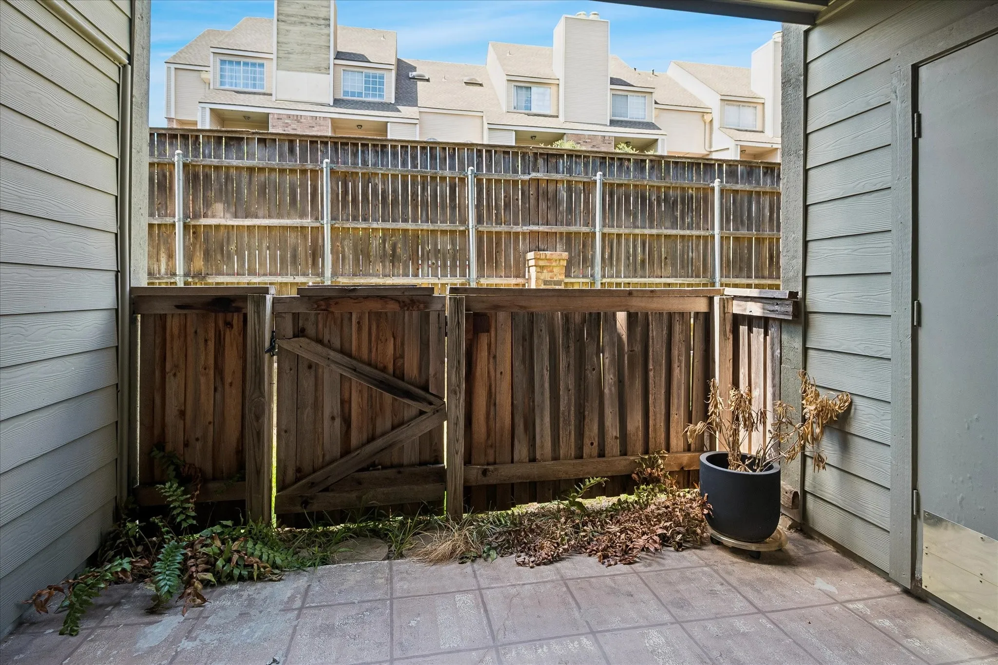 Condominium For Sale in Dallas County , 5335 Bent Tree Forest Drive 121, Dallas, Texas 75248, 1 Bedroom, 1 Bathroom, Garage spaces, 678 Sqft, built in 1981, mls#21380662, Real Estate Agent in Dallas, Homes For Sale in Dallas county, Homes For Sale in Dallas, Realtor in Dallas Texas, Real Estate Brokerage Independent Realty Texas, Luminita Cordes Realtor