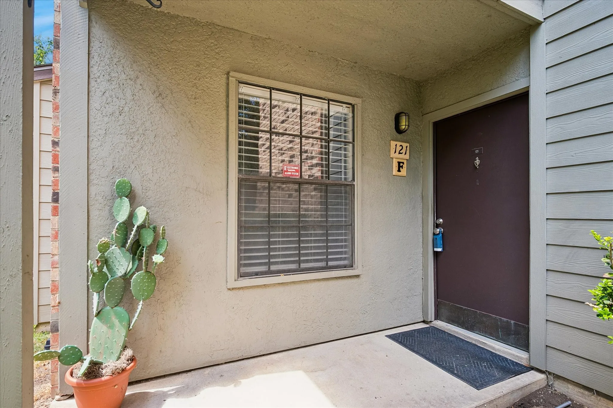 Condominium For Sale in Dallas County , 5335 Bent Tree Forest Drive 121, Dallas, Texas 75248, 1 Bedroom, 1 Bathroom, Garage spaces, 678 Sqft, built in 1981, mls#21380662, Real Estate Agent in Dallas, Homes For Sale in Dallas county, Homes For Sale in Dallas, Realtor in Dallas Texas, Real Estate Brokerage Independent Realty Texas, Luminita Cordes Realtor