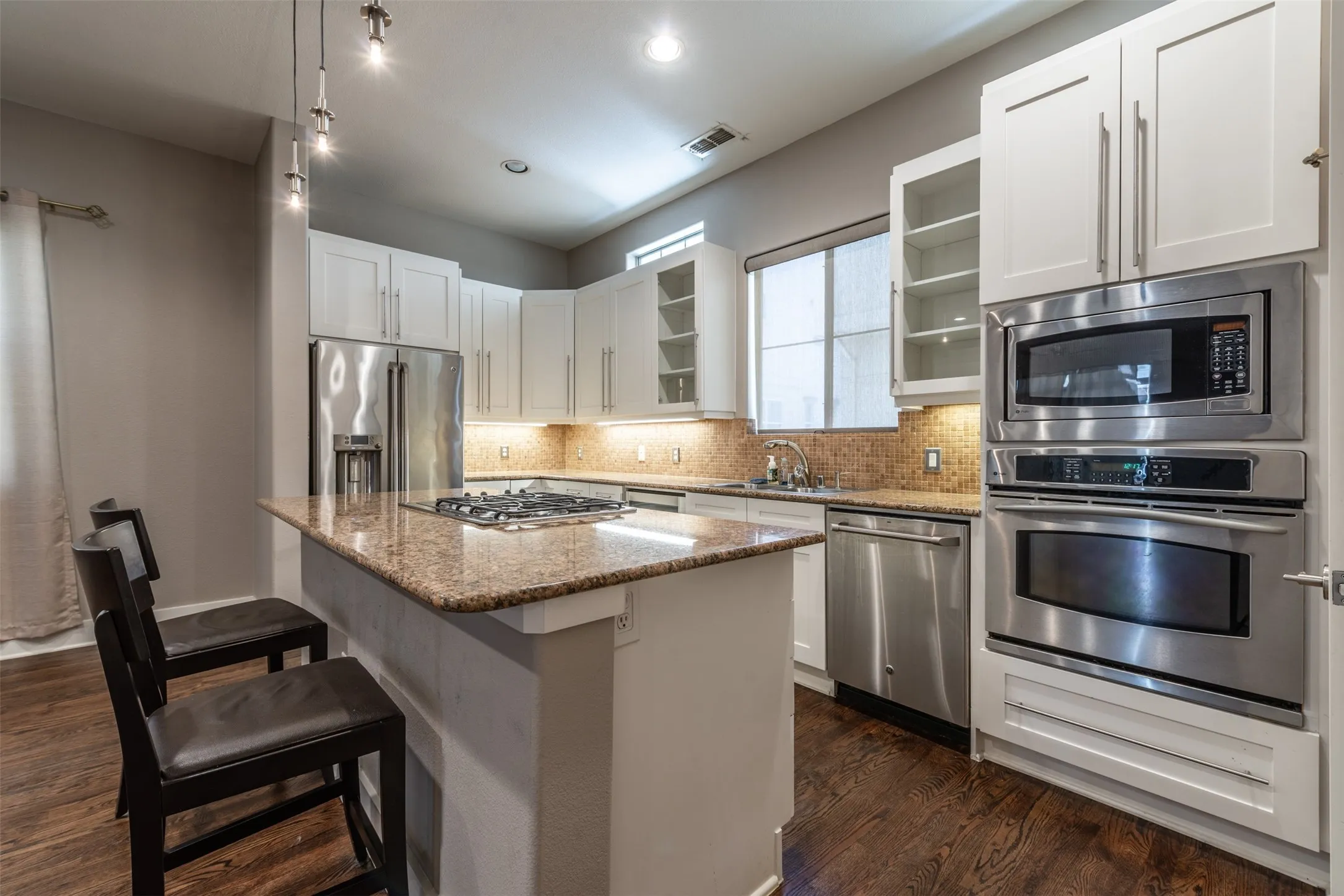 Townhouse For Rent in Dallas County , 2315 Clark Street, Dallas, Texas 75204, 2 Bedroom, 3 Bathroom, 2 Garage spaces, 1,560 Sqft, built in 2004, mls#21381596, Real Estate Agent in Dallas, Homes For Rent in Dallas county, Homes For Rent in Dallas, Realtor in Dallas Texas, Real Estate Brokerage Independent Realty Texas, Luminita Cordes Realtor