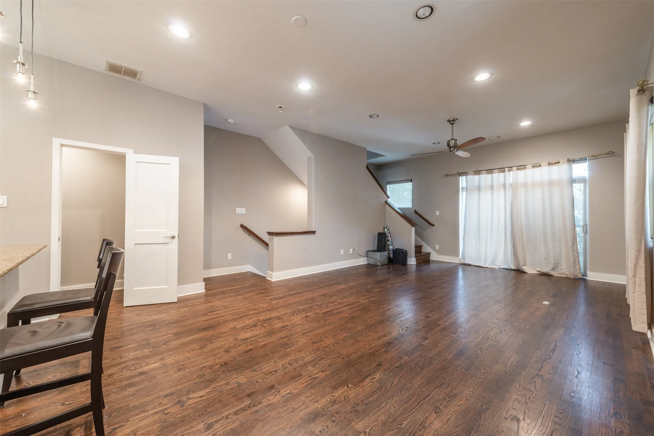 Townhouse For Rent in Dallas County , 2315 Clark Street, Dallas, Texas 75204, 2 Bedroom, 3 Bathroom, 2 Garage spaces, 1,560 Sqft, built in 2004, mls#21381596, Real Estate Agent in Dallas, Homes For Rent in Dallas county, Homes For Rent in Dallas, Realtor in Dallas Texas, Real Estate Brokerage Independent Realty Texas, Luminita Cordes Realtor