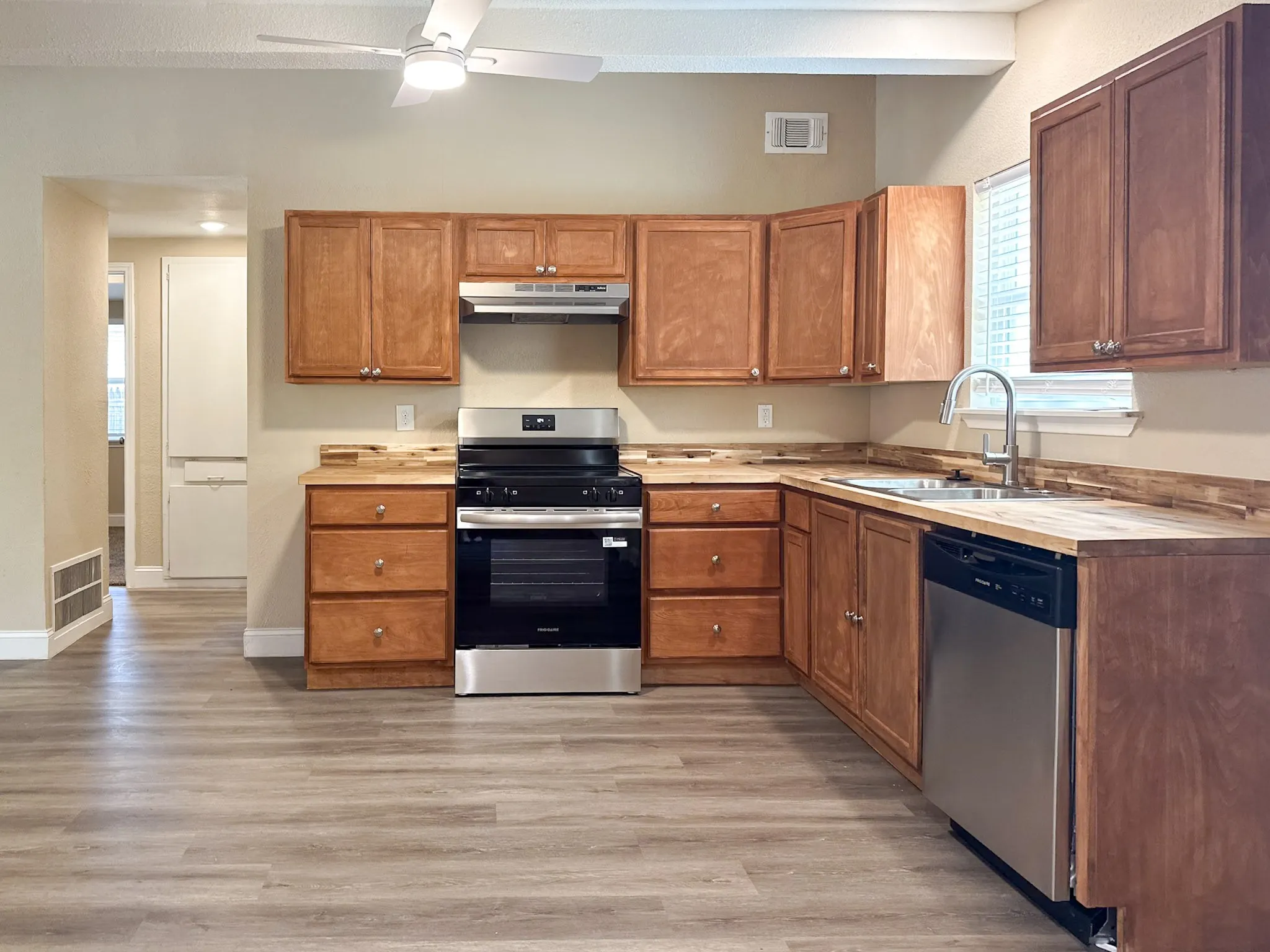 Single Family Residence For Rent in Dallas County , 108 Jenny Kay Lane, Irving, Texas 75060, 4 Bedroom, 3 Bathroom, Garage spaces, 1,566 Sqft, built in 1958, mls#21377225, Real Estate Agent in Irving, Homes For Rent in Dallas county, Homes For Rent in Irving, Realtor in Irving Texas, Real Estate Brokerage Independent Realty Texas, Luminita Cordes Realtor