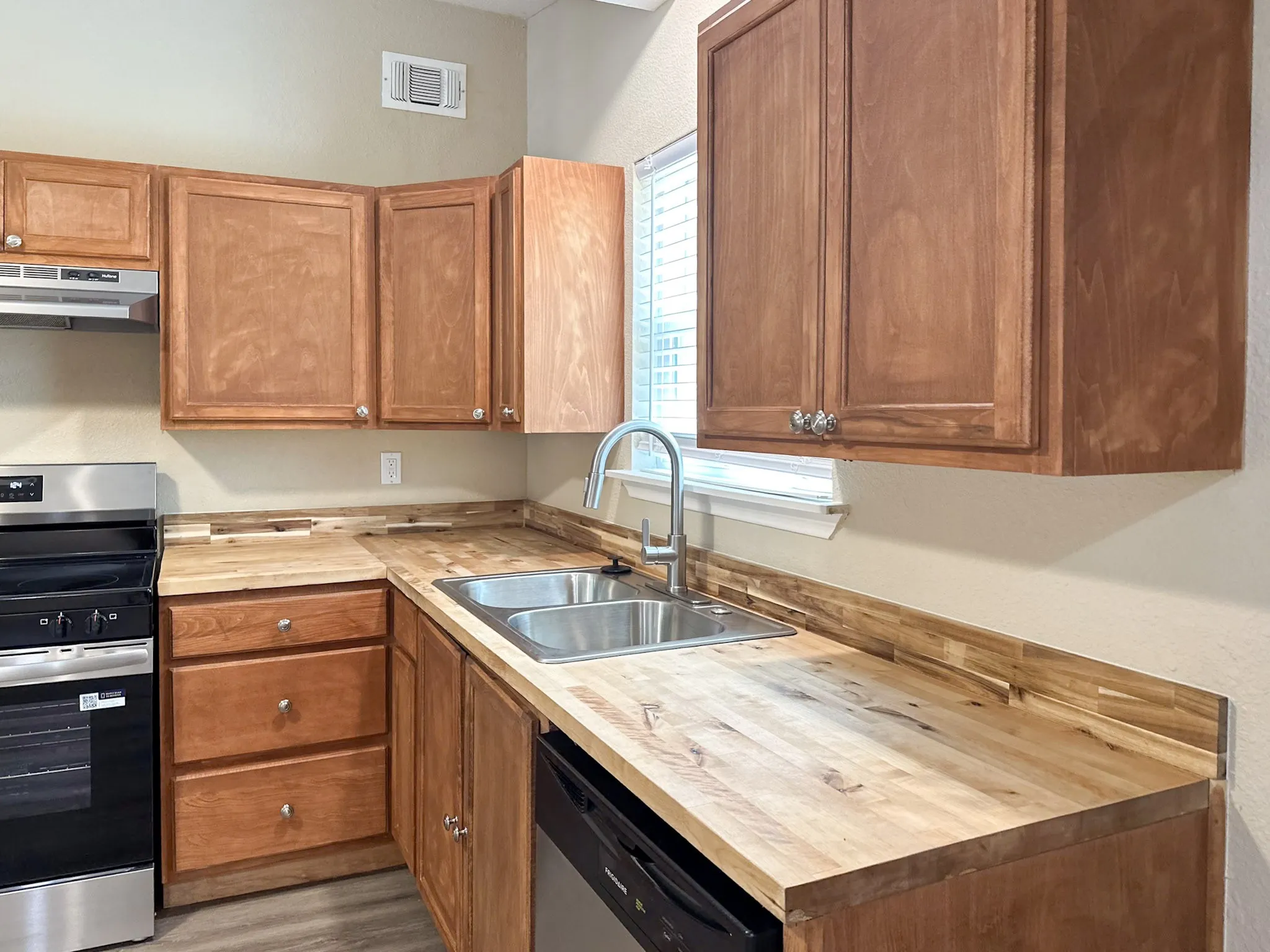 Single Family Residence For Rent in Dallas County , 108 Jenny Kay Lane, Irving, Texas 75060, 4 Bedroom, 3 Bathroom, Garage spaces, 1,566 Sqft, built in 1958, mls#21377225, Real Estate Agent in Irving, Homes For Rent in Dallas county, Homes For Rent in Irving, Realtor in Irving Texas, Real Estate Brokerage Independent Realty Texas, Luminita Cordes Realtor