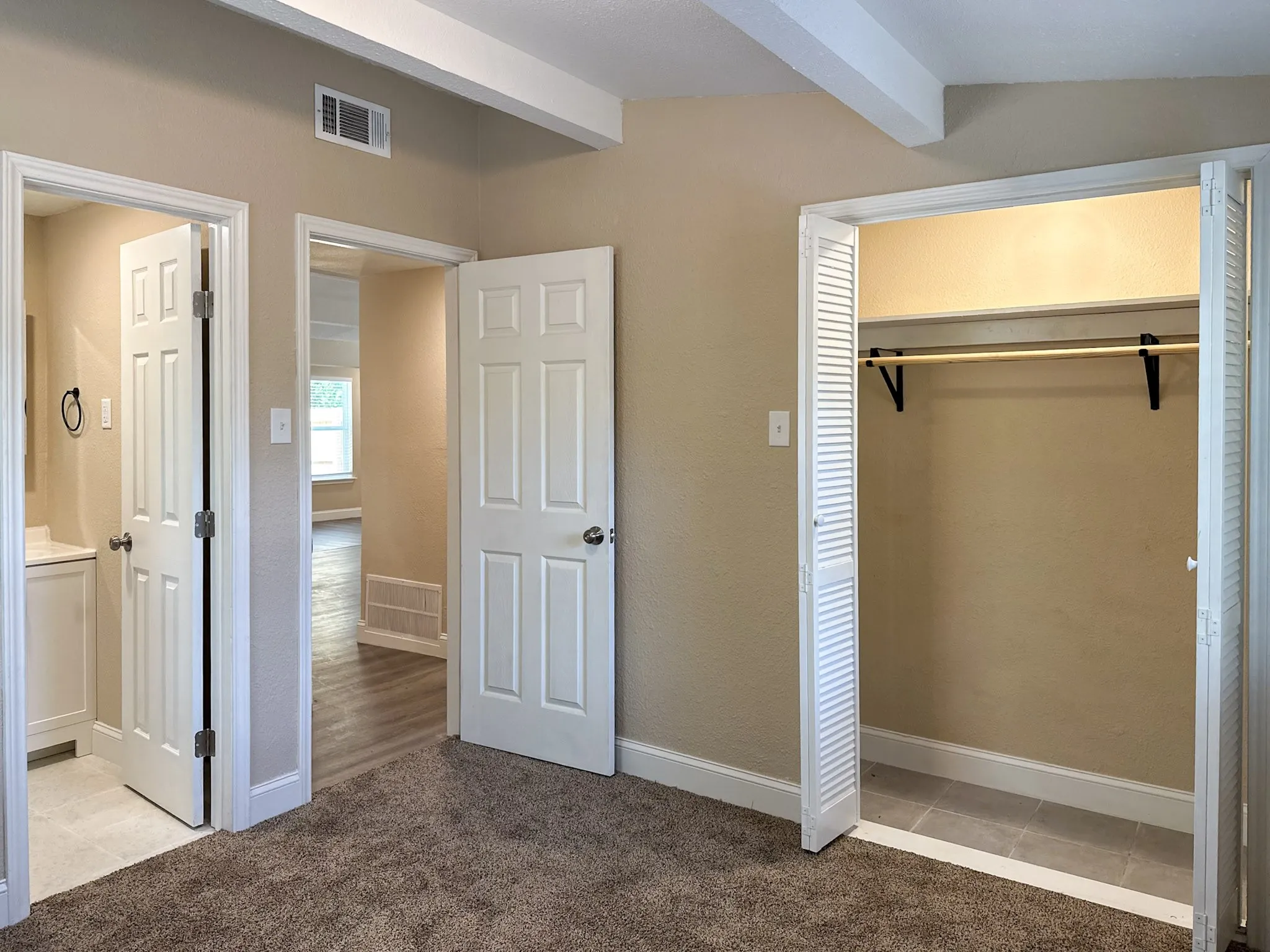 Single Family Residence For Rent in Dallas County , 108 Jenny Kay Lane, Irving, Texas 75060, 4 Bedroom, 3 Bathroom, Garage spaces, 1,566 Sqft, built in 1958, mls#21377225, Real Estate Agent in Irving, Homes For Rent in Dallas county, Homes For Rent in Irving, Realtor in Irving Texas, Real Estate Brokerage Independent Realty Texas, Luminita Cordes Realtor