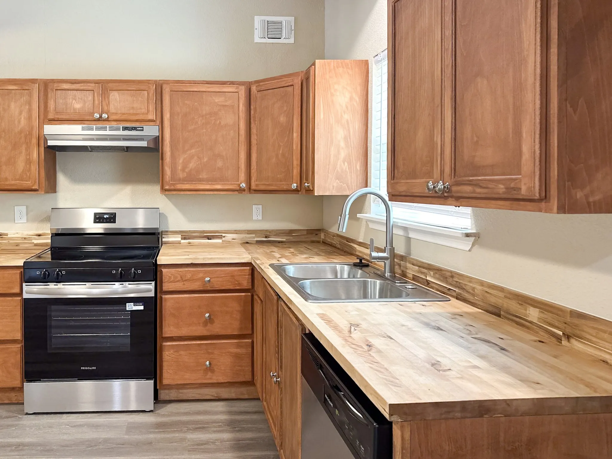 Single Family Residence For Rent in Dallas County , 108 Jenny Kay Lane, Irving, Texas 75060, 4 Bedroom, 3 Bathroom, Garage spaces, 1,566 Sqft, built in 1958, mls#21377225, Real Estate Agent in Irving, Homes For Rent in Dallas county, Homes For Rent in Irving, Realtor in Irving Texas, Real Estate Brokerage Independent Realty Texas, Luminita Cordes Realtor