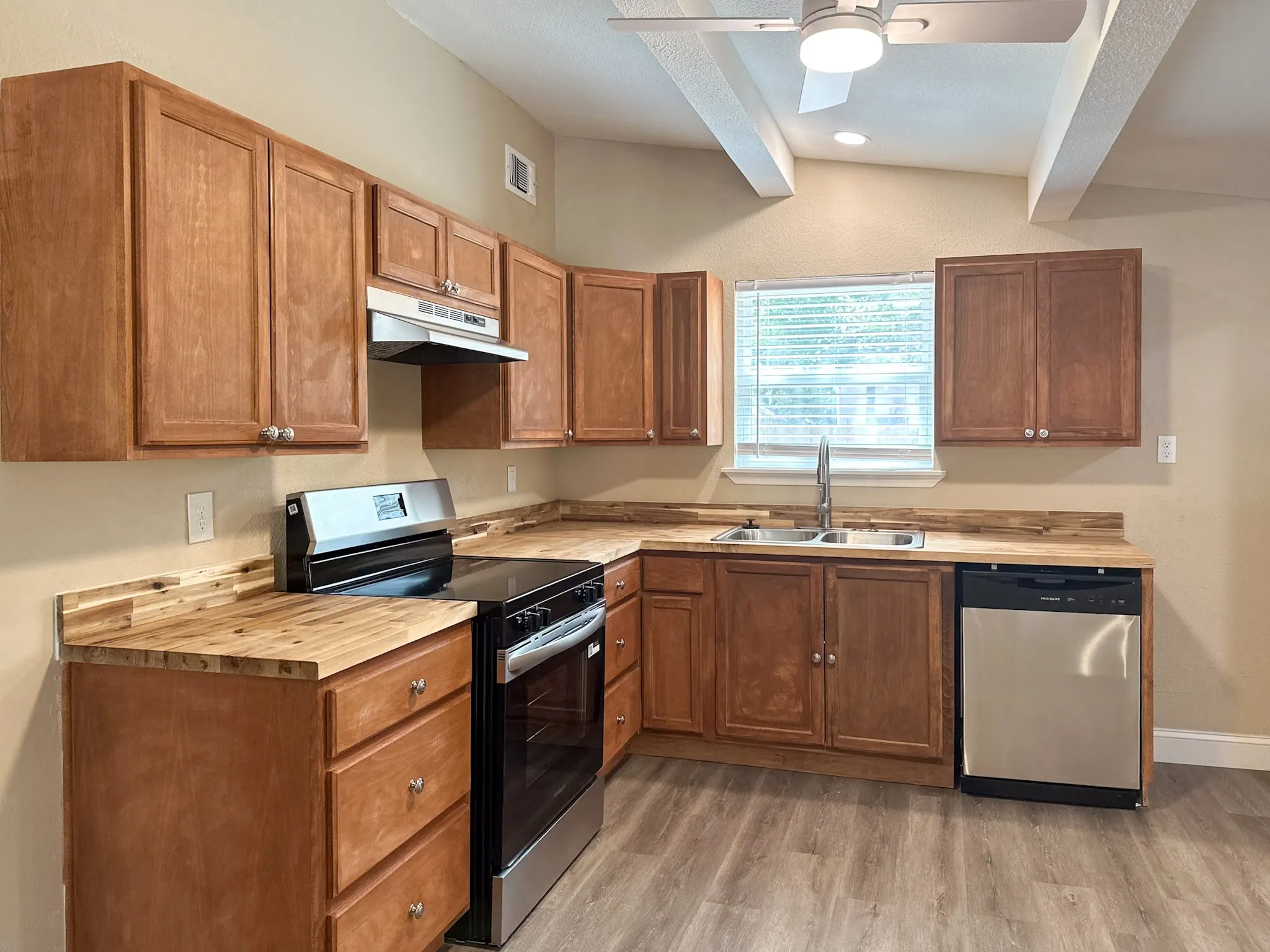Single Family Residence For Rent in Dallas County , 108 Jenny Kay Lane, Irving, Texas 75060, 4 Bedroom, 3 Bathroom, Garage spaces, 1,566 Sqft, built in 1958, mls#21377225, Real Estate Agent in Irving, Homes For Rent in Dallas county, Homes For Rent in Irving, Realtor in Irving Texas, Real Estate Brokerage Independent Realty Texas, Luminita Cordes Realtor