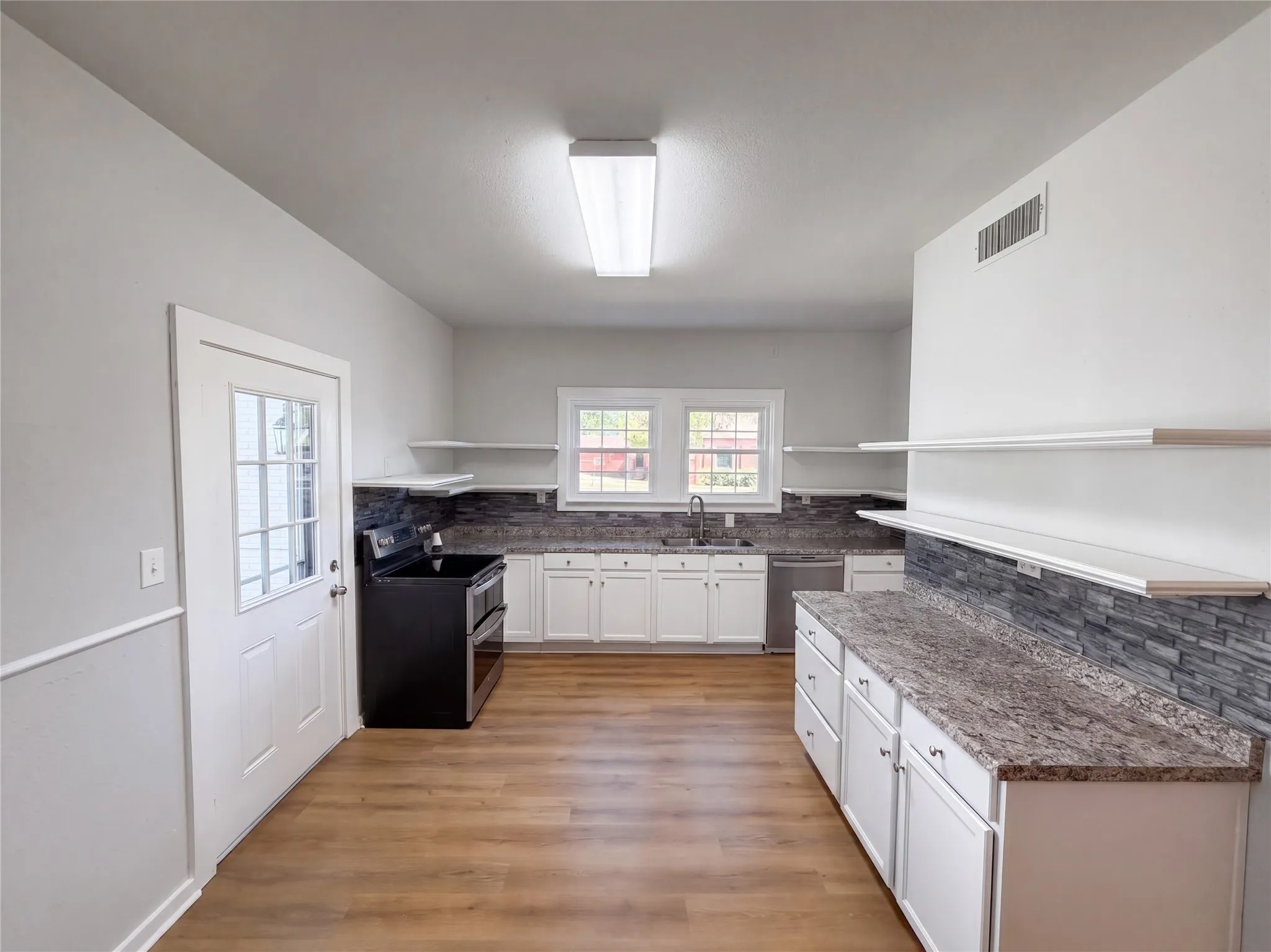 Single Family Residence For Sale in Palo Pinto County , 615 NW 5th Avenue, Mineral Wells, Texas 76067, 4 Bedroom, 4 Bathroom, 2 Garage spaces, 3,480 Sqft, built in 1921, mls#21378715, Real Estate Agent in Mineral Wells, Homes For Sale in Palo Pinto county, Homes For Sale in Mineral Wells, Realtor in Mineral Wells Texas, Real Estate Brokerage Independent Realty Texas, Luminita Cordes Realtor
