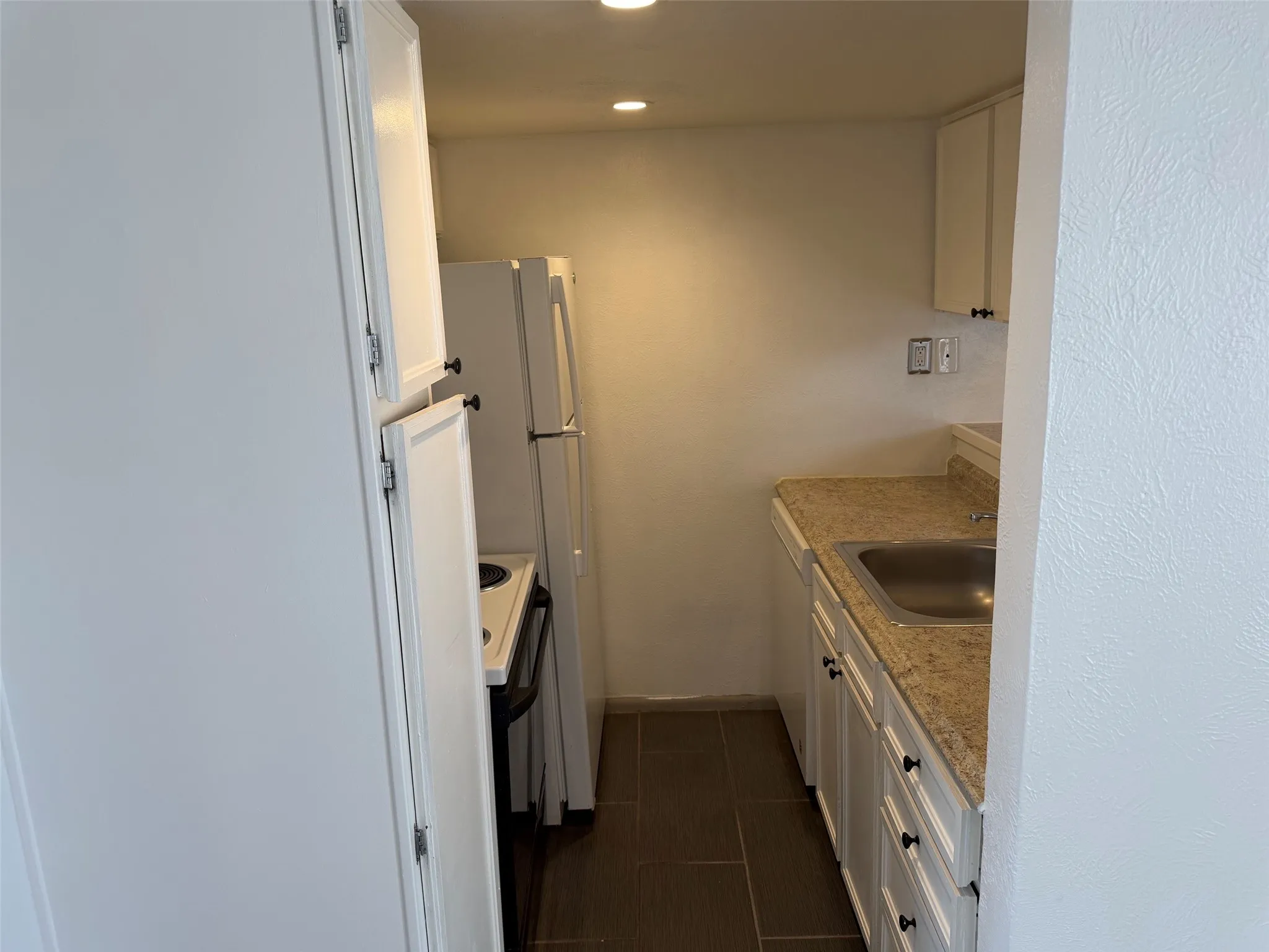 Apartment For Rent in Dallas County , 2800 Douglas Avenue 305, Dallas, Texas 75219, 1 Bedroom, 1 Bathroom, Garage spaces, 650 Sqft, built in 1972, mls#21381605, Real Estate Agent in Dallas, Homes For Rent in Dallas county, Homes For Rent in Dallas, Realtor in Dallas Texas, Real Estate Brokerage Independent Realty Texas, Luminita Cordes Realtor