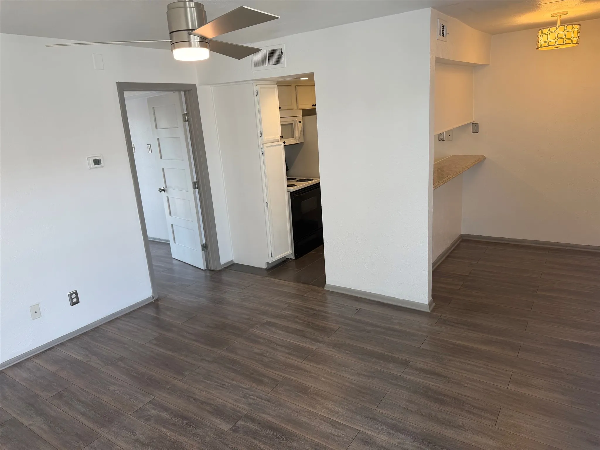 Apartment For Rent in Dallas County , 2800 Douglas Avenue 305, Dallas, Texas 75219, 1 Bedroom, 1 Bathroom, Garage spaces, 650 Sqft, built in 1972, mls#21381605, Real Estate Agent in Dallas, Homes For Rent in Dallas county, Homes For Rent in Dallas, Realtor in Dallas Texas, Real Estate Brokerage Independent Realty Texas, Luminita Cordes Realtor