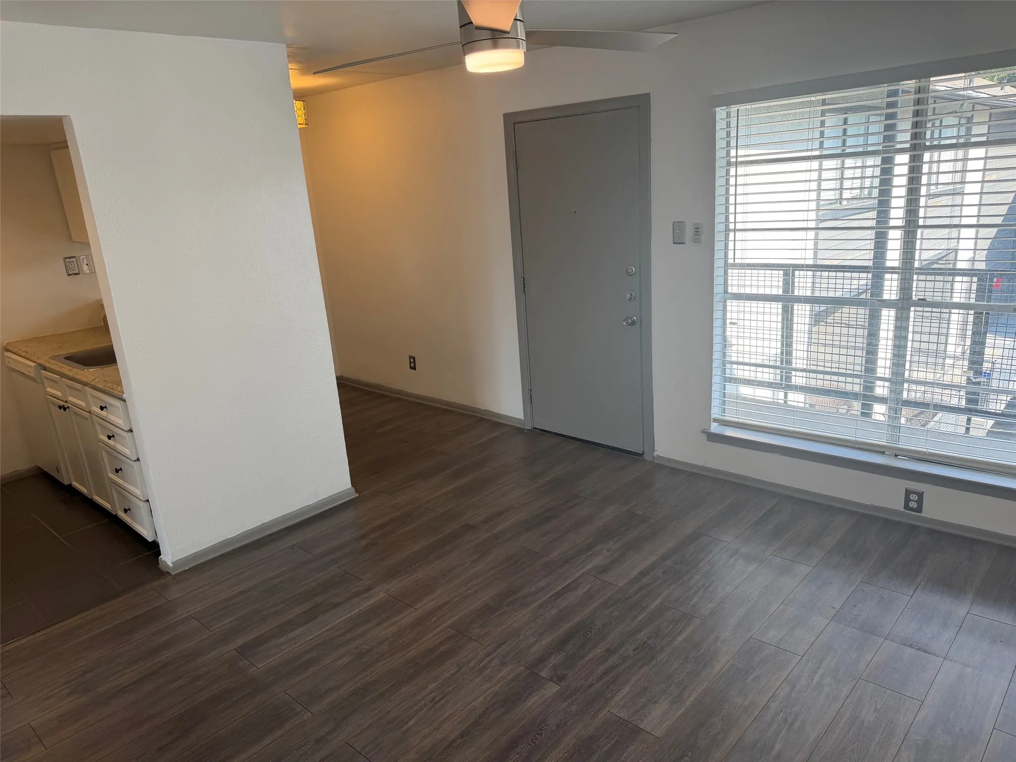 Apartment For Rent in Dallas County , 2800 Douglas Avenue 305, Dallas, Texas 75219, 1 Bedroom, 1 Bathroom, Garage spaces, 650 Sqft, built in 1972, mls#21381605, Real Estate Agent in Dallas, Homes For Rent in Dallas county, Homes For Rent in Dallas, Realtor in Dallas Texas, Real Estate Brokerage Independent Realty Texas, Luminita Cordes Realtor
