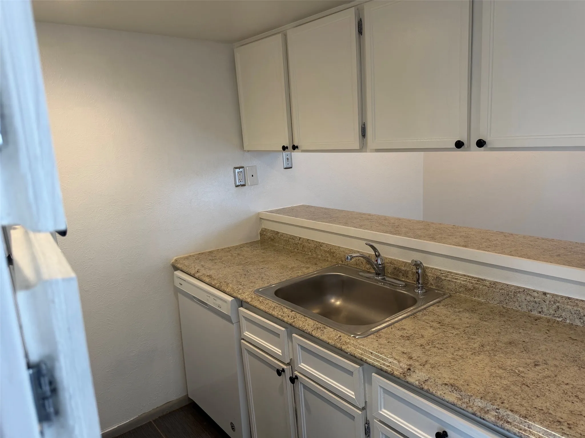 Apartment For Rent in Dallas County , 2800 Douglas Avenue 305, Dallas, Texas 75219, 1 Bedroom, 1 Bathroom, Garage spaces, 650 Sqft, built in 1972, mls#21381605, Real Estate Agent in Dallas, Homes For Rent in Dallas county, Homes For Rent in Dallas, Realtor in Dallas Texas, Real Estate Brokerage Independent Realty Texas, Luminita Cordes Realtor