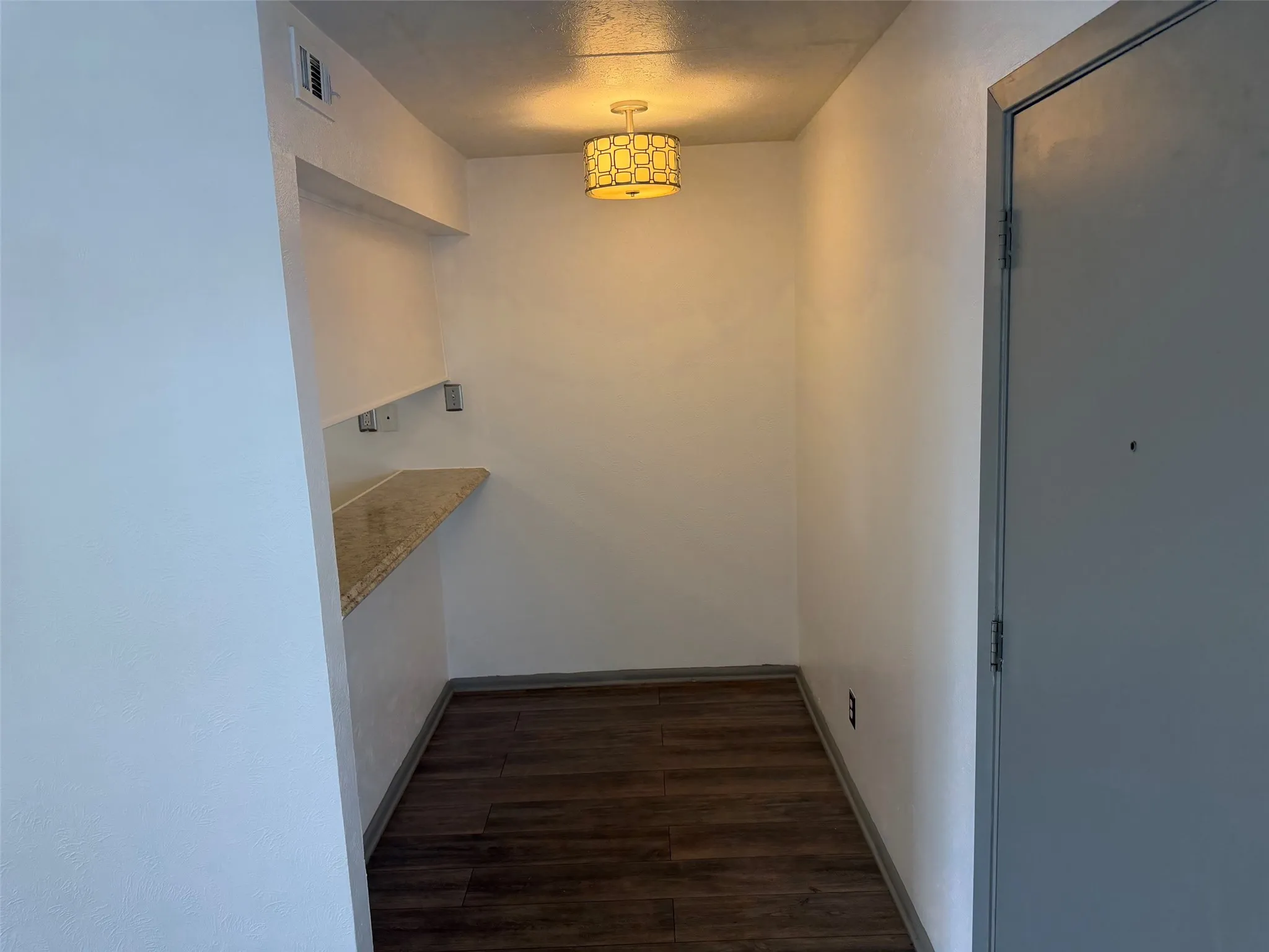 Apartment For Rent in Dallas County , 2800 Douglas Avenue 305, Dallas, Texas 75219, 1 Bedroom, 1 Bathroom, Garage spaces, 650 Sqft, built in 1972, mls#21381605, Real Estate Agent in Dallas, Homes For Rent in Dallas county, Homes For Rent in Dallas, Realtor in Dallas Texas, Real Estate Brokerage Independent Realty Texas, Luminita Cordes Realtor