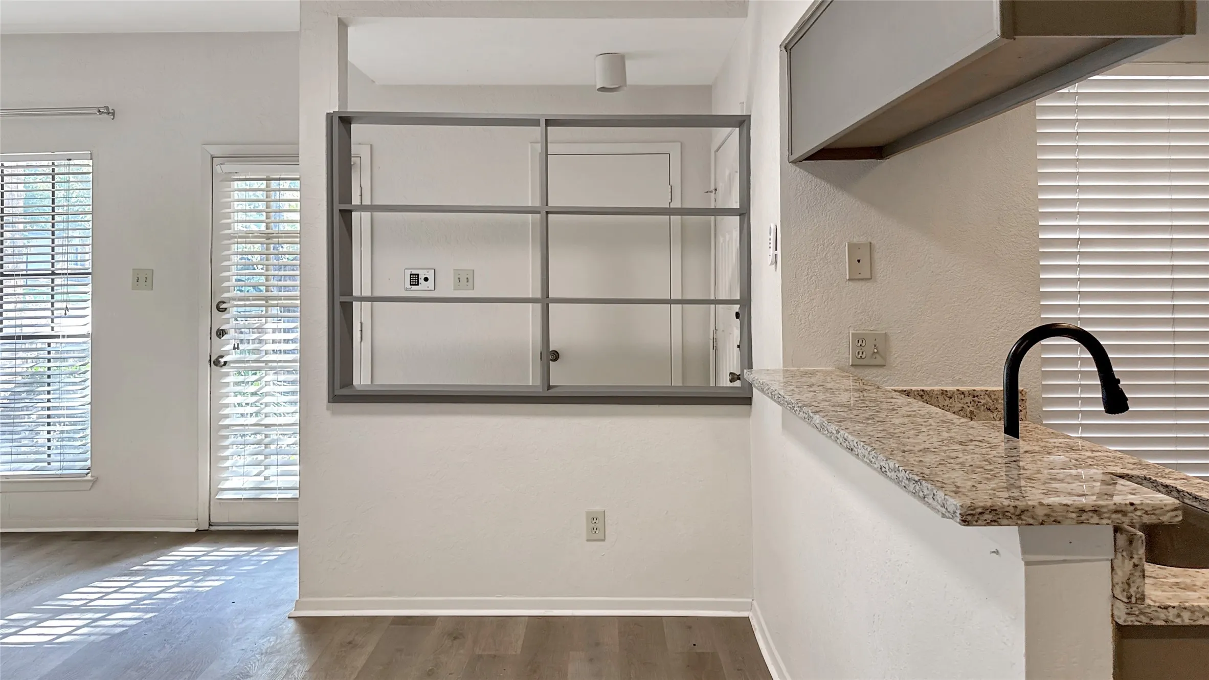 Townhouse For Sale in Collin County , 3110 Devonshire Drive 115, Plano, Texas 75075, 1 Bedroom, 1 Bathroom, Garage spaces, 675 Sqft, built in 1984, mls#21379621, Real Estate Agent in Plano, Homes For Sale in Collin county, Homes For Sale in Plano, Realtor in Plano Texas, Real Estate Brokerage Independent Realty Texas, Luminita Cordes Realtor