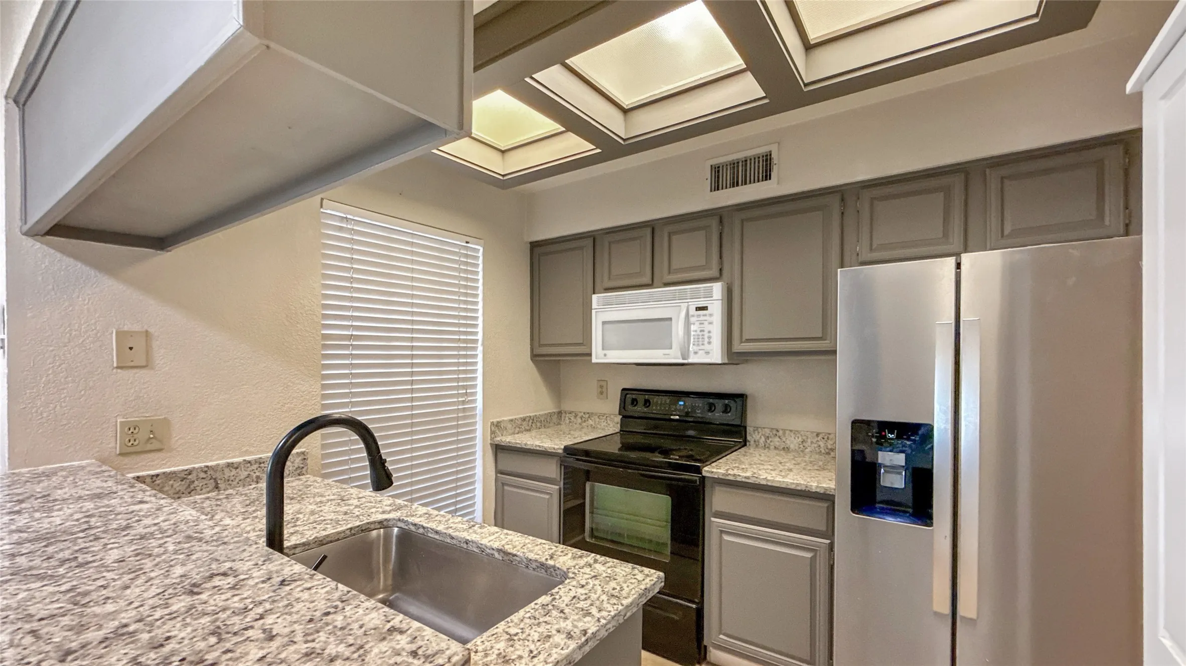 Townhouse For Sale in Collin County , 3110 Devonshire Drive 115, Plano, Texas 75075, 1 Bedroom, 1 Bathroom, Garage spaces, 675 Sqft, built in 1984, mls#21379621, Real Estate Agent in Plano, Homes For Sale in Collin county, Homes For Sale in Plano, Realtor in Plano Texas, Real Estate Brokerage Independent Realty Texas, Luminita Cordes Realtor