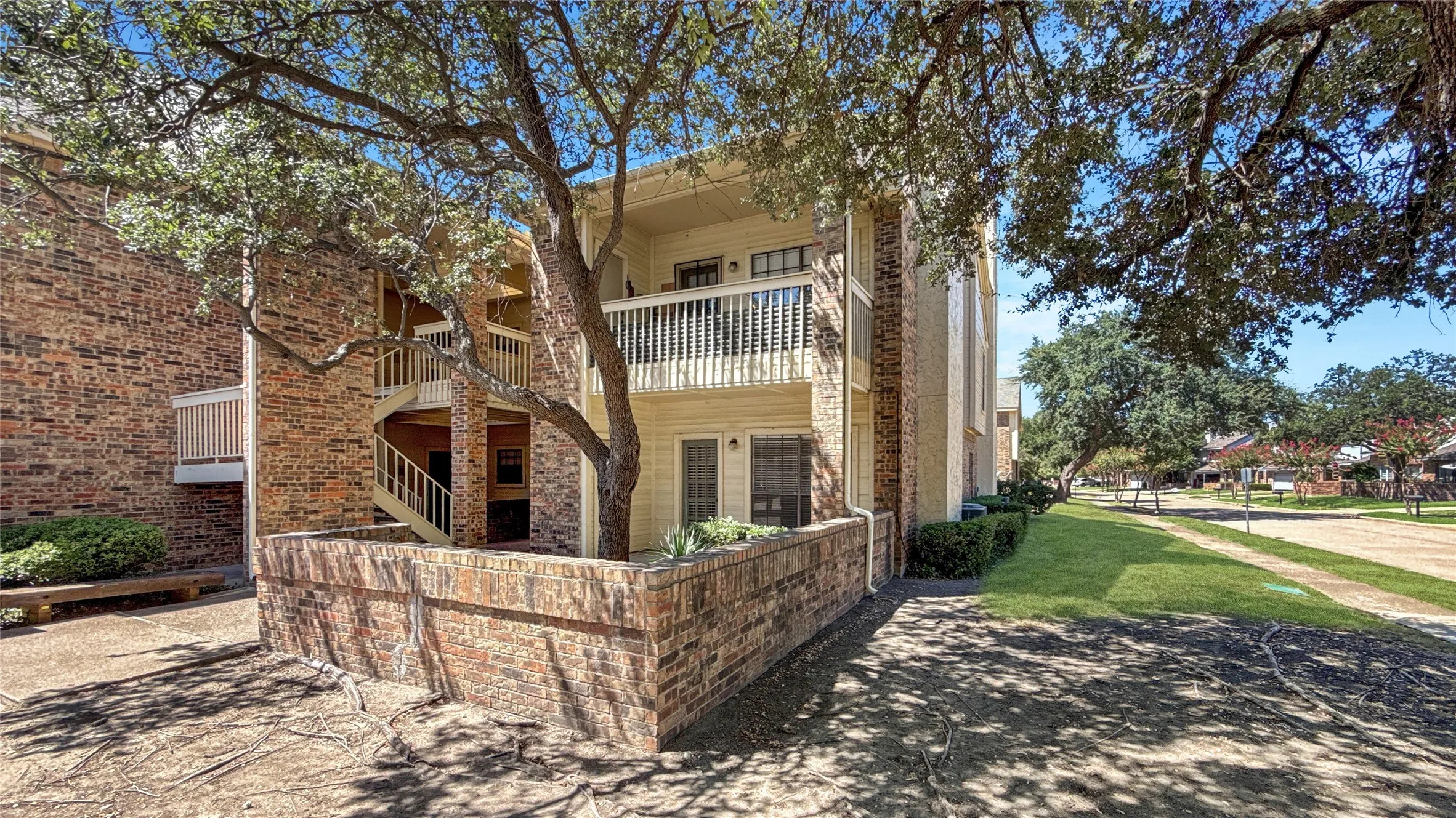 Townhouse For Sale in Collin County , 3110 Devonshire Drive 115, Plano, Texas 75075, 1 Bedroom, 1 Bathroom, Garage spaces, 675 Sqft, built in 1984, mls#21379621, Real Estate Agent in Plano, Homes For Sale in Collin county, Homes For Sale in Plano, Realtor in Plano Texas, Real Estate Brokerage Independent Realty Texas, Luminita Cordes Realtor