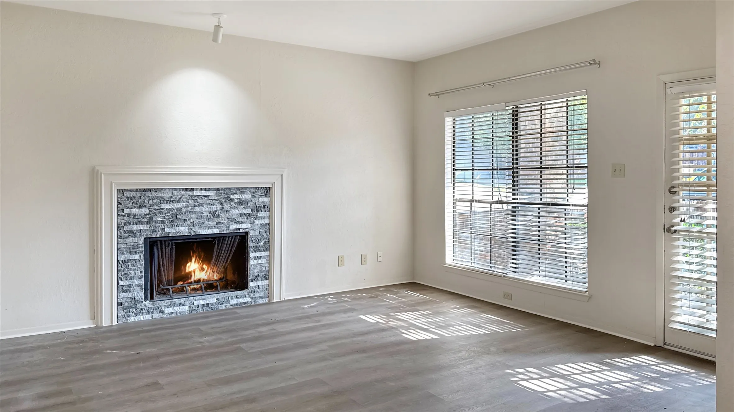 Townhouse For Sale in Collin County , 3110 Devonshire Drive 115, Plano, Texas 75075, 1 Bedroom, 1 Bathroom, Garage spaces, 675 Sqft, built in 1984, mls#21379621, Real Estate Agent in Plano, Homes For Sale in Collin county, Homes For Sale in Plano, Realtor in Plano Texas, Real Estate Brokerage Independent Realty Texas, Luminita Cordes Realtor