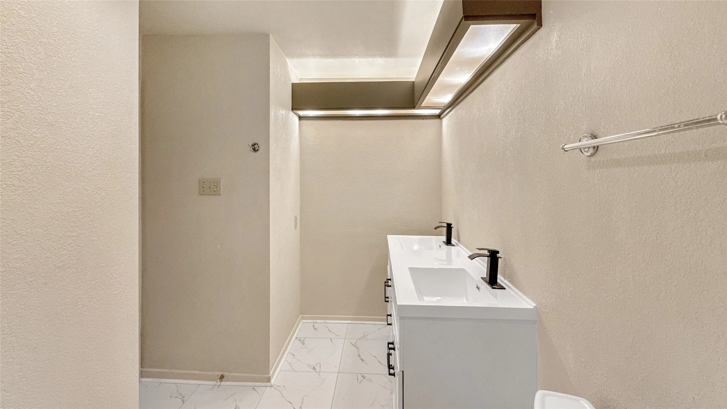 Townhouse For Sale in Collin County , 3110 Devonshire Drive 115, Plano, Texas 75075, 1 Bedroom, 1 Bathroom, Garage spaces, 675 Sqft, built in 1984, mls#21379621, Real Estate Agent in Plano, Homes For Sale in Collin county, Homes For Sale in Plano, Realtor in Plano Texas, Real Estate Brokerage Independent Realty Texas, Luminita Cordes Realtor