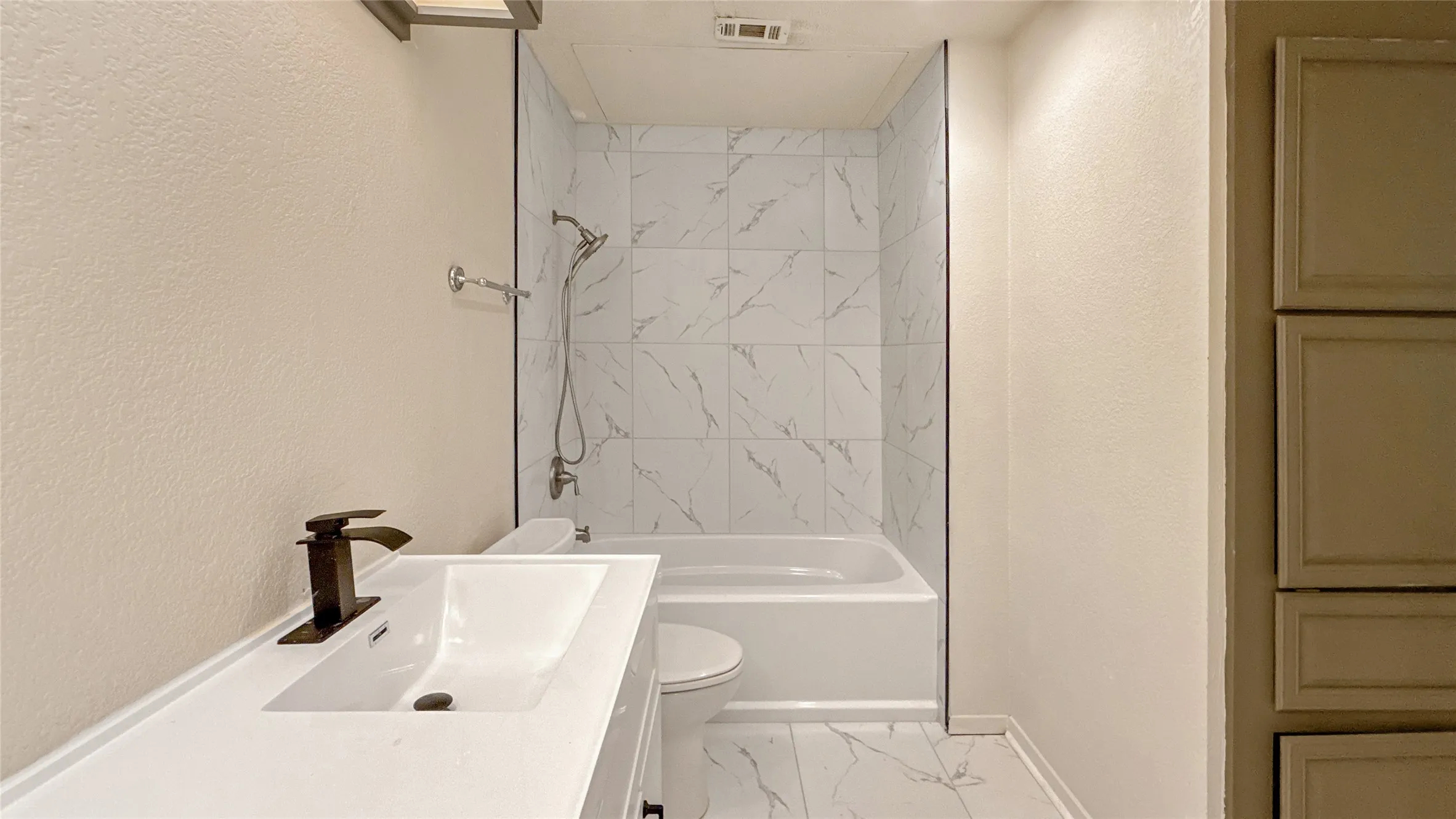 Townhouse For Sale in Collin County , 3110 Devonshire Drive 115, Plano, Texas 75075, 1 Bedroom, 1 Bathroom, Garage spaces, 675 Sqft, built in 1984, mls#21379621, Real Estate Agent in Plano, Homes For Sale in Collin county, Homes For Sale in Plano, Realtor in Plano Texas, Real Estate Brokerage Independent Realty Texas, Luminita Cordes Realtor