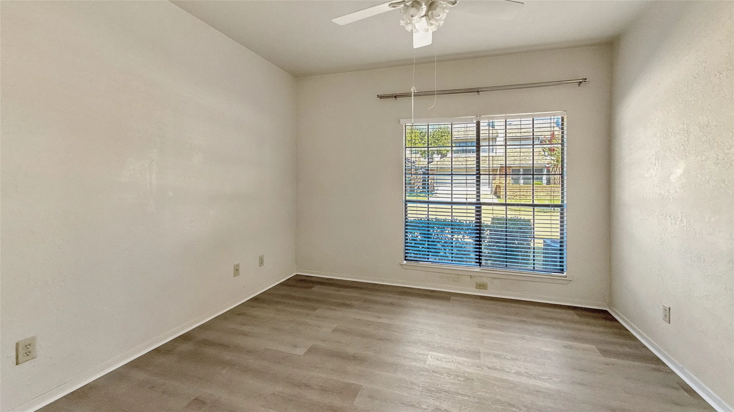 Townhouse For Sale in Collin County , 3110 Devonshire Drive 115, Plano, Texas 75075, 1 Bedroom, 1 Bathroom, Garage spaces, 675 Sqft, built in 1984, mls#21379621, Real Estate Agent in Plano, Homes For Sale in Collin county, Homes For Sale in Plano, Realtor in Plano Texas, Real Estate Brokerage Independent Realty Texas, Luminita Cordes Realtor