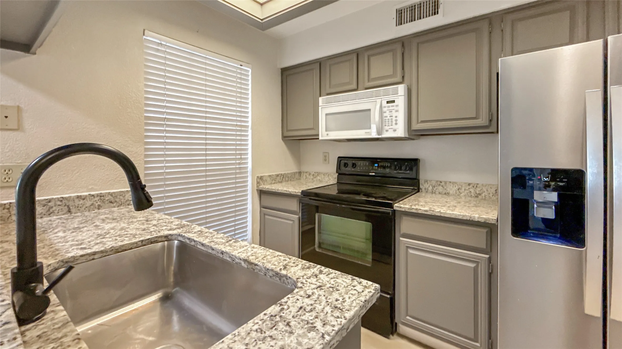 Townhouse For Sale in Collin County , 3110 Devonshire Drive 115, Plano, Texas 75075, 1 Bedroom, 1 Bathroom, Garage spaces, 675 Sqft, built in 1984, mls#21379621, Real Estate Agent in Plano, Homes For Sale in Collin county, Homes For Sale in Plano, Realtor in Plano Texas, Real Estate Brokerage Independent Realty Texas, Luminita Cordes Realtor