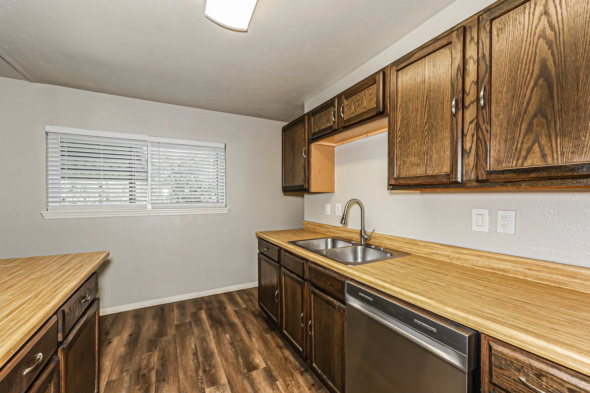Single Family Residence For Rent in Kaufman County , 717 Redbud Drive, Forney, Texas 75126, 3 Bedroom, 2 Bathroom, 2 Garage spaces, 1,539 Sqft, built in 1983, mls#21381610, Real Estate Agent in Forney, Homes For Rent in Kaufman county, Homes For Rent in Forney, Realtor in Forney Texas, Real Estate Brokerage Independent Realty Texas, Luminita Cordes Realtor
