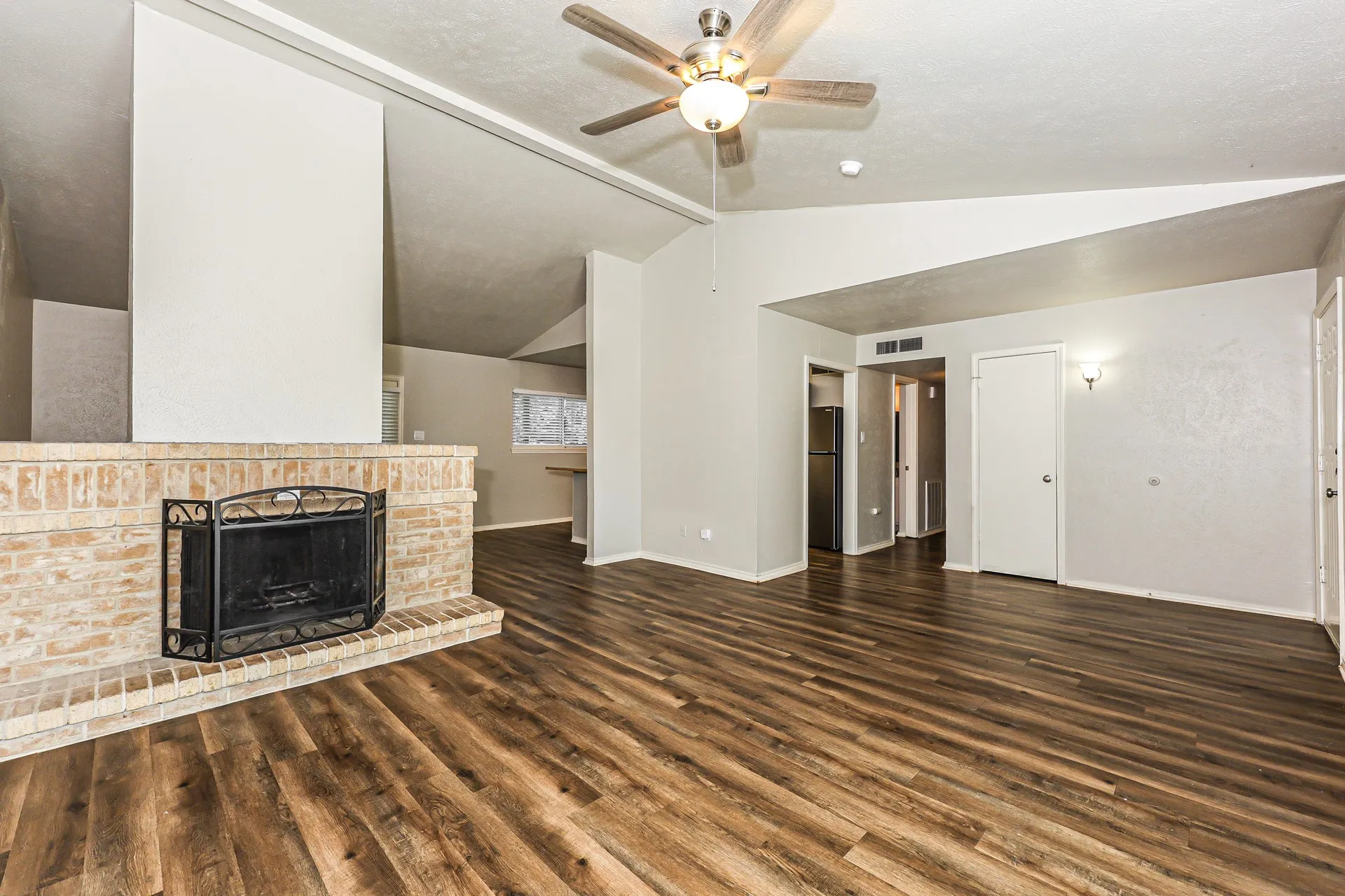 Single Family Residence For Rent in Kaufman County , 717 Redbud Drive, Forney, Texas 75126, 3 Bedroom, 2 Bathroom, 2 Garage spaces, 1,539 Sqft, built in 1983, mls#21381610, Real Estate Agent in Forney, Homes For Rent in Kaufman county, Homes For Rent in Forney, Realtor in Forney Texas, Real Estate Brokerage Independent Realty Texas, Luminita Cordes Realtor