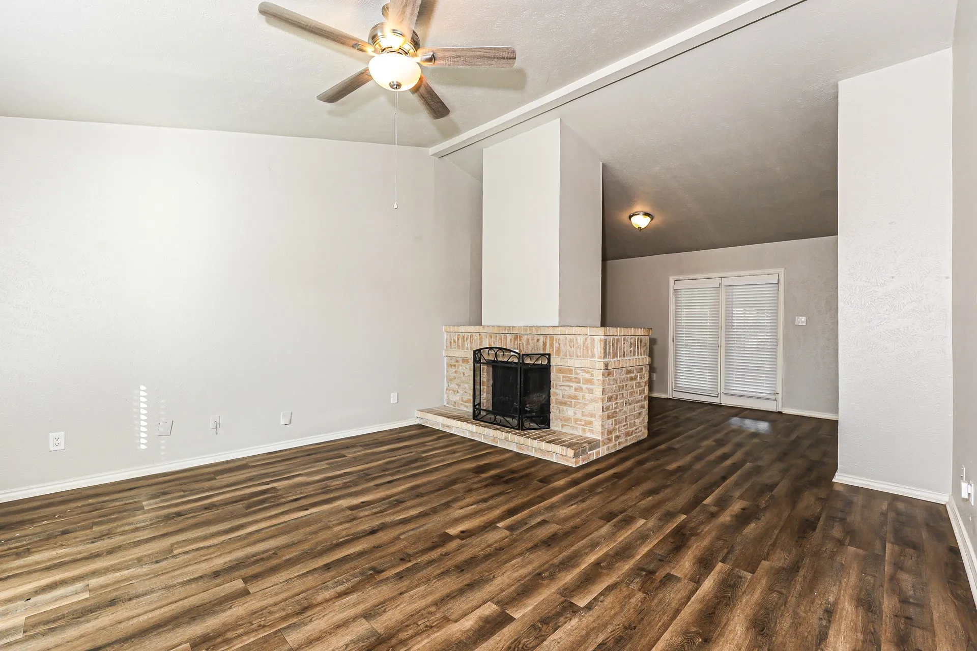 Single Family Residence For Rent in Kaufman County , 717 Redbud Drive, Forney, Texas 75126, 3 Bedroom, 2 Bathroom, 2 Garage spaces, 1,539 Sqft, built in 1983, mls#21381610, Real Estate Agent in Forney, Homes For Rent in Kaufman county, Homes For Rent in Forney, Realtor in Forney Texas, Real Estate Brokerage Independent Realty Texas, Luminita Cordes Realtor