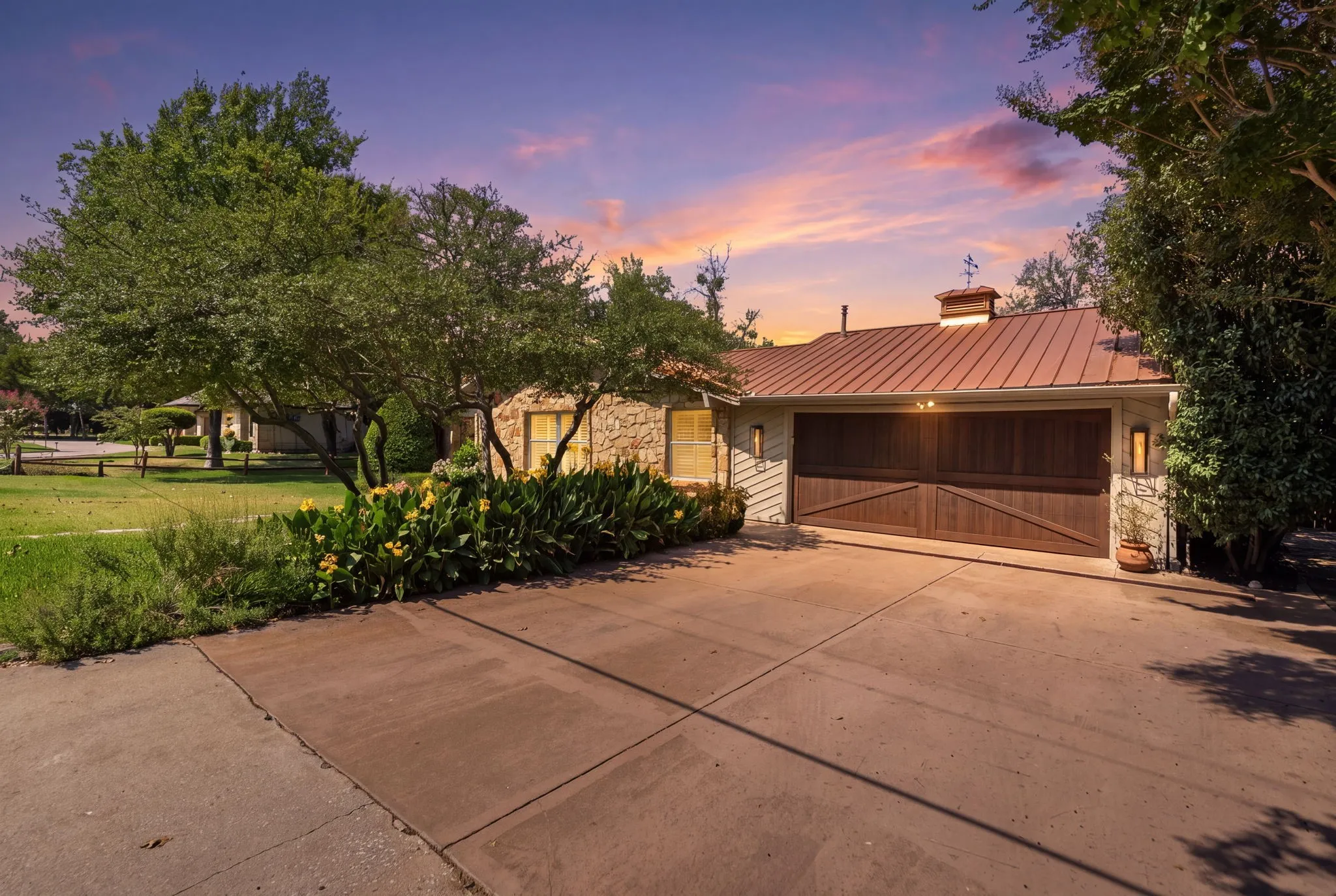 Single Family Residence For Rent in Collin County , 7105 Winding Creek Road, Dallas, Texas 75252, 3 Bedroom, 3 Bathroom, 2 Garage spaces, 2,304 Sqft, built in 1973, mls#21379649, Real Estate Agent in Dallas, Homes For Rent in Collin county, Homes For Rent in Dallas, Realtor in Dallas Texas, Real Estate Brokerage Independent Realty Texas, Luminita Cordes Realtor