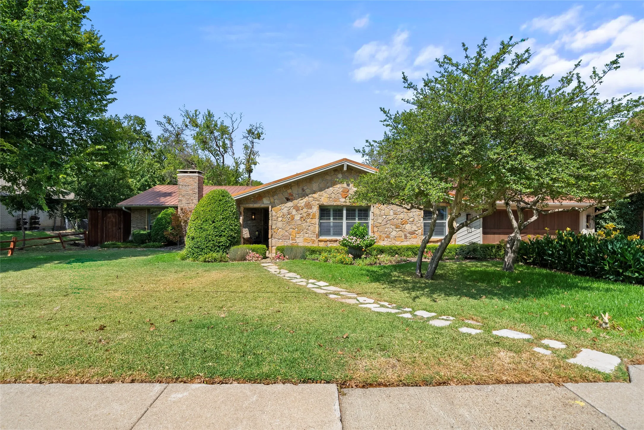Single Family Residence For Rent in Collin County , 7105 Winding Creek Road, Dallas, Texas 75252, 3 Bedroom, 3 Bathroom, 2 Garage spaces, 2,304 Sqft, built in 1973, mls#21379649, Real Estate Agent in Dallas, Homes For Rent in Collin county, Homes For Rent in Dallas, Realtor in Dallas Texas, Real Estate Brokerage Independent Realty Texas, Luminita Cordes Realtor
