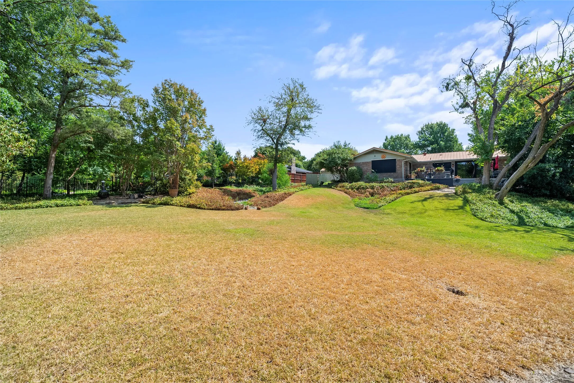 Single Family Residence For Rent in Collin County , 7105 Winding Creek Road, Dallas, Texas 75252, 3 Bedroom, 3 Bathroom, 2 Garage spaces, 2,304 Sqft, built in 1973, mls#21379649, Real Estate Agent in Dallas, Homes For Rent in Collin county, Homes For Rent in Dallas, Realtor in Dallas Texas, Real Estate Brokerage Independent Realty Texas, Luminita Cordes Realtor