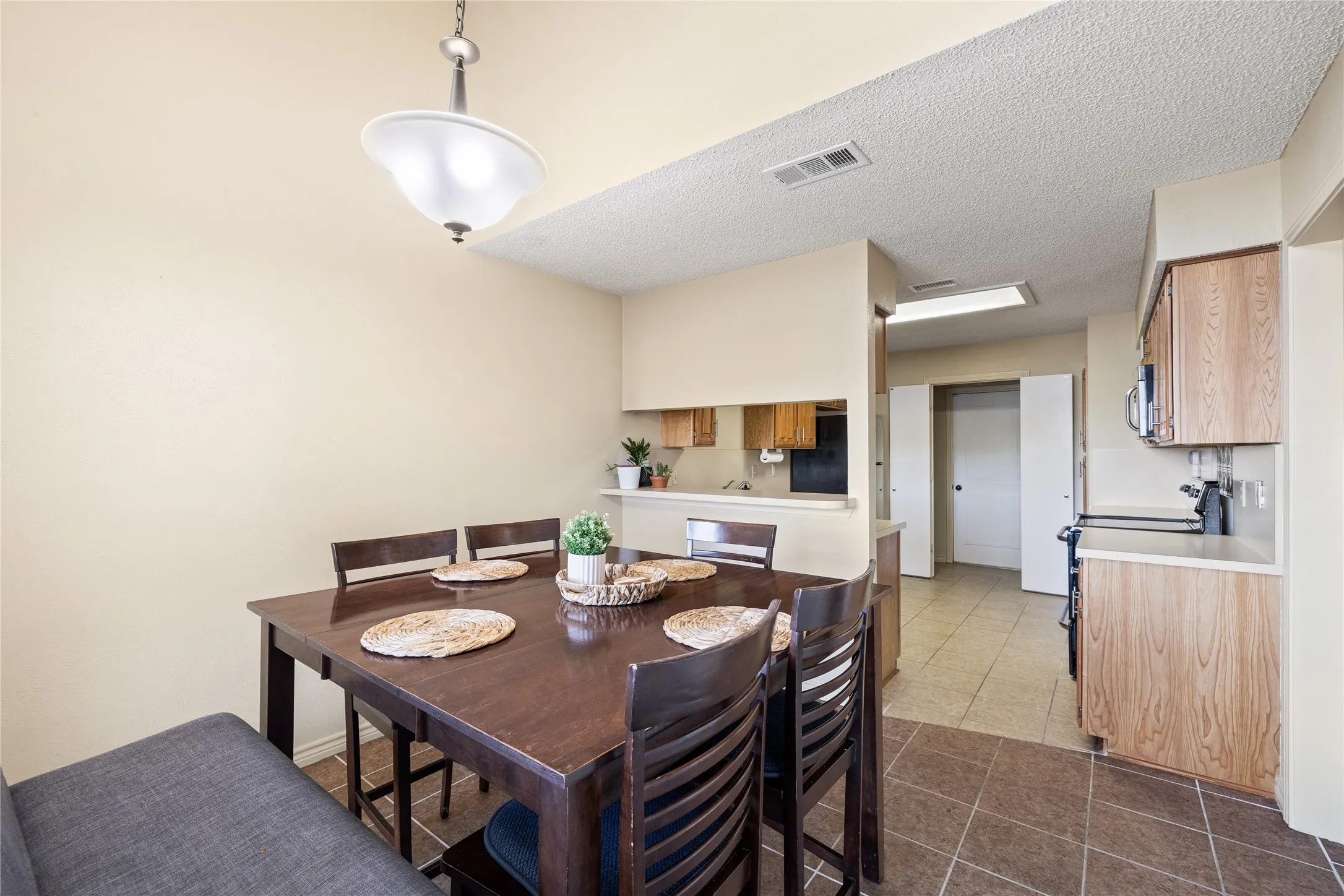 Single Family Residence For Sale in Dallas County , 853 Via Madonna, Mesquite, Texas 75150, 3 Bedroom, 3 Bathroom, 1 Garage spaces, 1,654 Sqft, built in 1982, mls#21381628, Real Estate Agent in Mesquite, Homes For Sale in Dallas county, Homes For Sale in Mesquite, Realtor in Mesquite Texas, Real Estate Brokerage Independent Realty Texas, Luminita Cordes Realtor