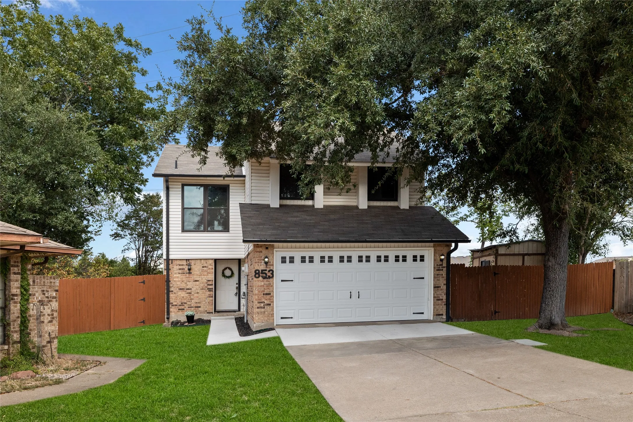 Single Family Residence For Sale in Dallas County , 853 Via Madonna, Mesquite, Texas 75150, 3 Bedroom, 3 Bathroom, 1 Garage spaces, 1,654 Sqft, built in 1982, mls#21381628, Real Estate Agent in Mesquite, Homes For Sale in Dallas county, Homes For Sale in Mesquite, Realtor in Mesquite Texas, Real Estate Brokerage Independent Realty Texas, Luminita Cordes Realtor