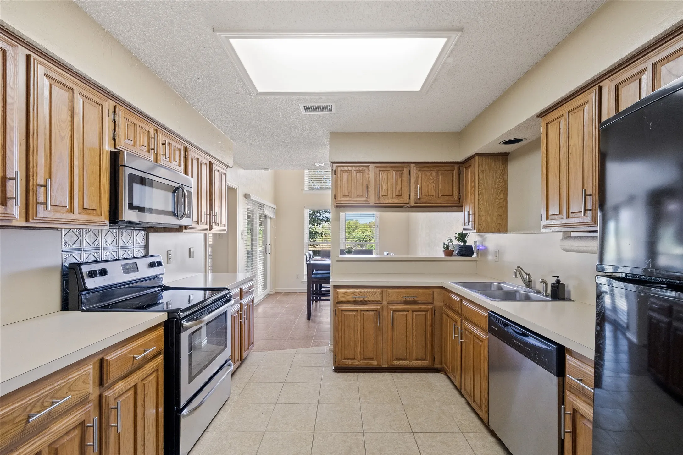 Single Family Residence For Sale in Dallas County , 853 Via Madonna, Mesquite, Texas 75150, 3 Bedroom, 3 Bathroom, 1 Garage spaces, 1,654 Sqft, built in 1982, mls#21381628, Real Estate Agent in Mesquite, Homes For Sale in Dallas county, Homes For Sale in Mesquite, Realtor in Mesquite Texas, Real Estate Brokerage Independent Realty Texas, Luminita Cordes Realtor
