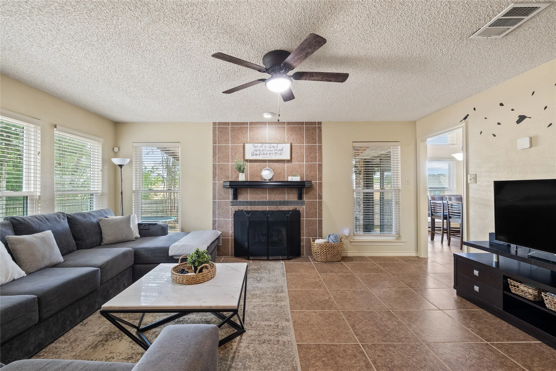 Single Family Residence For Sale in Dallas County , 853 Via Madonna, Mesquite, Texas 75150, 3 Bedroom, 3 Bathroom, 1 Garage spaces, 1,654 Sqft, built in 1982, mls#21381628, Real Estate Agent in Mesquite, Homes For Sale in Dallas county, Homes For Sale in Mesquite, Realtor in Mesquite Texas, Real Estate Brokerage Independent Realty Texas, Luminita Cordes Realtor