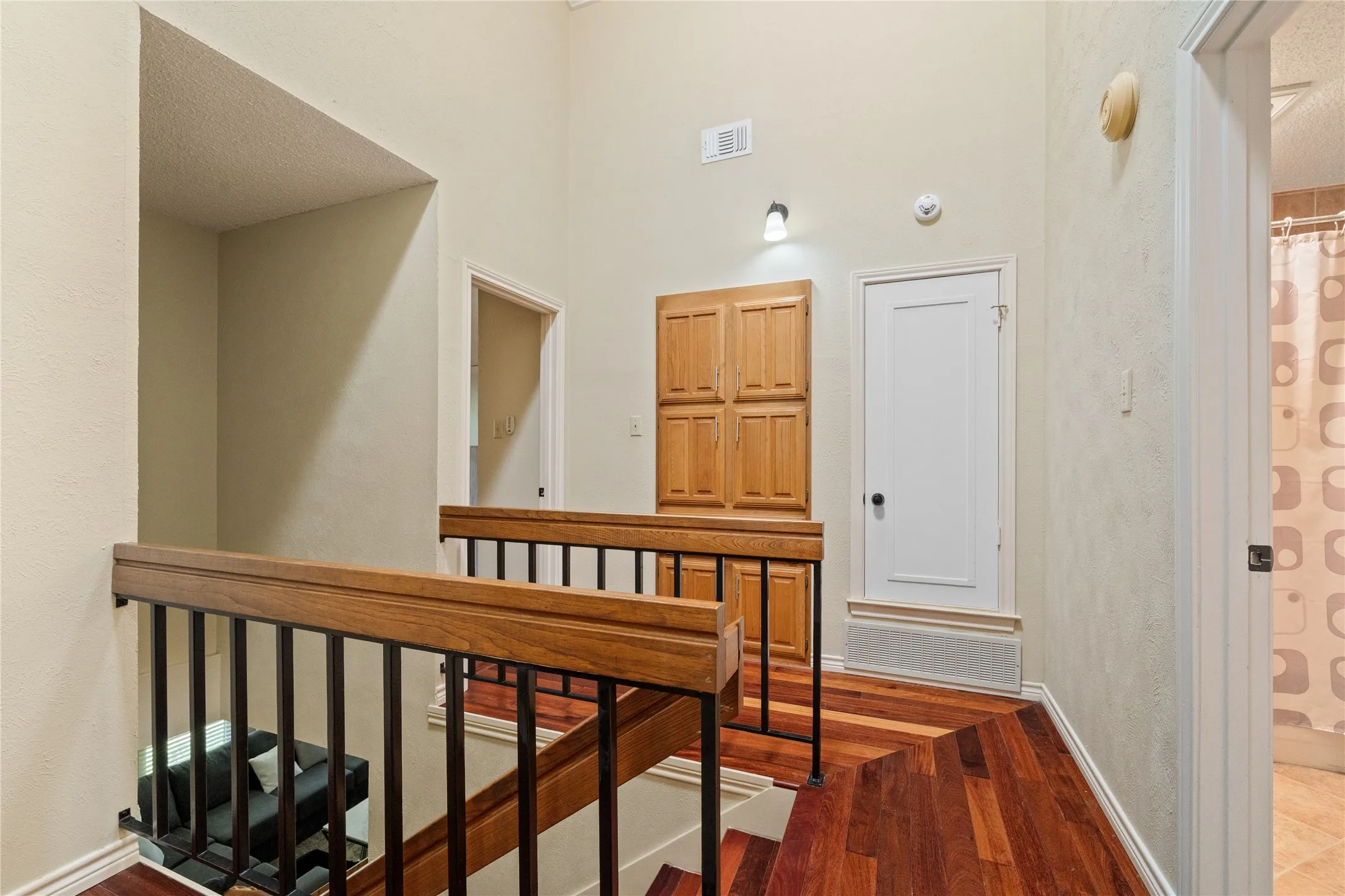 Single Family Residence For Sale in Dallas County , 853 Via Madonna, Mesquite, Texas 75150, 3 Bedroom, 3 Bathroom, 1 Garage spaces, 1,654 Sqft, built in 1982, mls#21381628, Real Estate Agent in Mesquite, Homes For Sale in Dallas county, Homes For Sale in Mesquite, Realtor in Mesquite Texas, Real Estate Brokerage Independent Realty Texas, Luminita Cordes Realtor