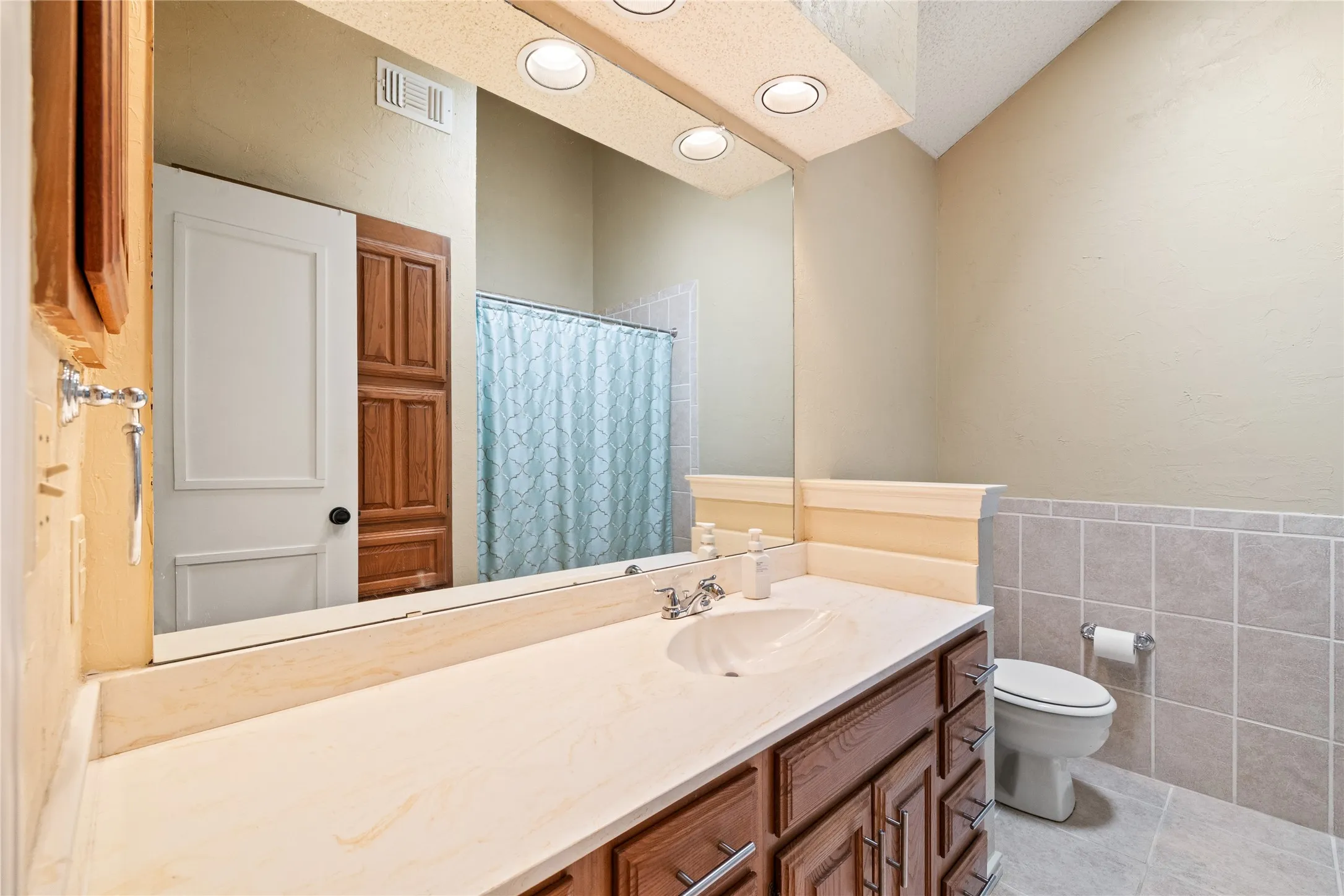 Single Family Residence For Sale in Dallas County , 853 Via Madonna, Mesquite, Texas 75150, 3 Bedroom, 3 Bathroom, 1 Garage spaces, 1,654 Sqft, built in 1982, mls#21381628, Real Estate Agent in Mesquite, Homes For Sale in Dallas county, Homes For Sale in Mesquite, Realtor in Mesquite Texas, Real Estate Brokerage Independent Realty Texas, Luminita Cordes Realtor