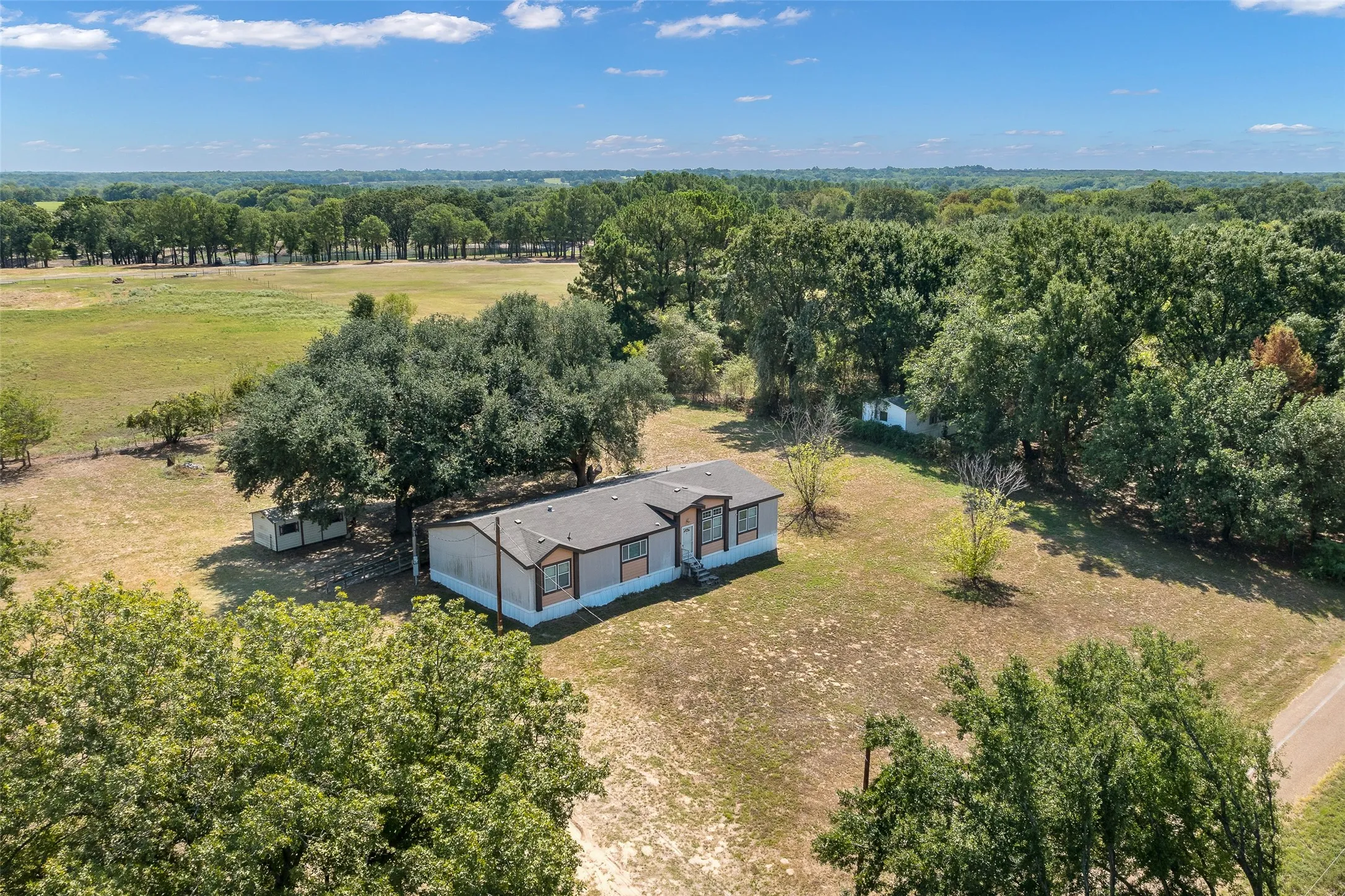 Manufactured Home For Sale in Henderson County , 125 Ivy Lane, Mabank, Texas 75156, 3 Bedroom, 2 Bathroom, Garage spaces, 2,048 Sqft, built in 2001, mls#21381091, Real Estate Agent in Mabank, Homes For Sale in Henderson county, Homes For Sale in Mabank, Realtor in Mabank Texas, Real Estate Brokerage Independent Realty Texas, Luminita Cordes Realtor