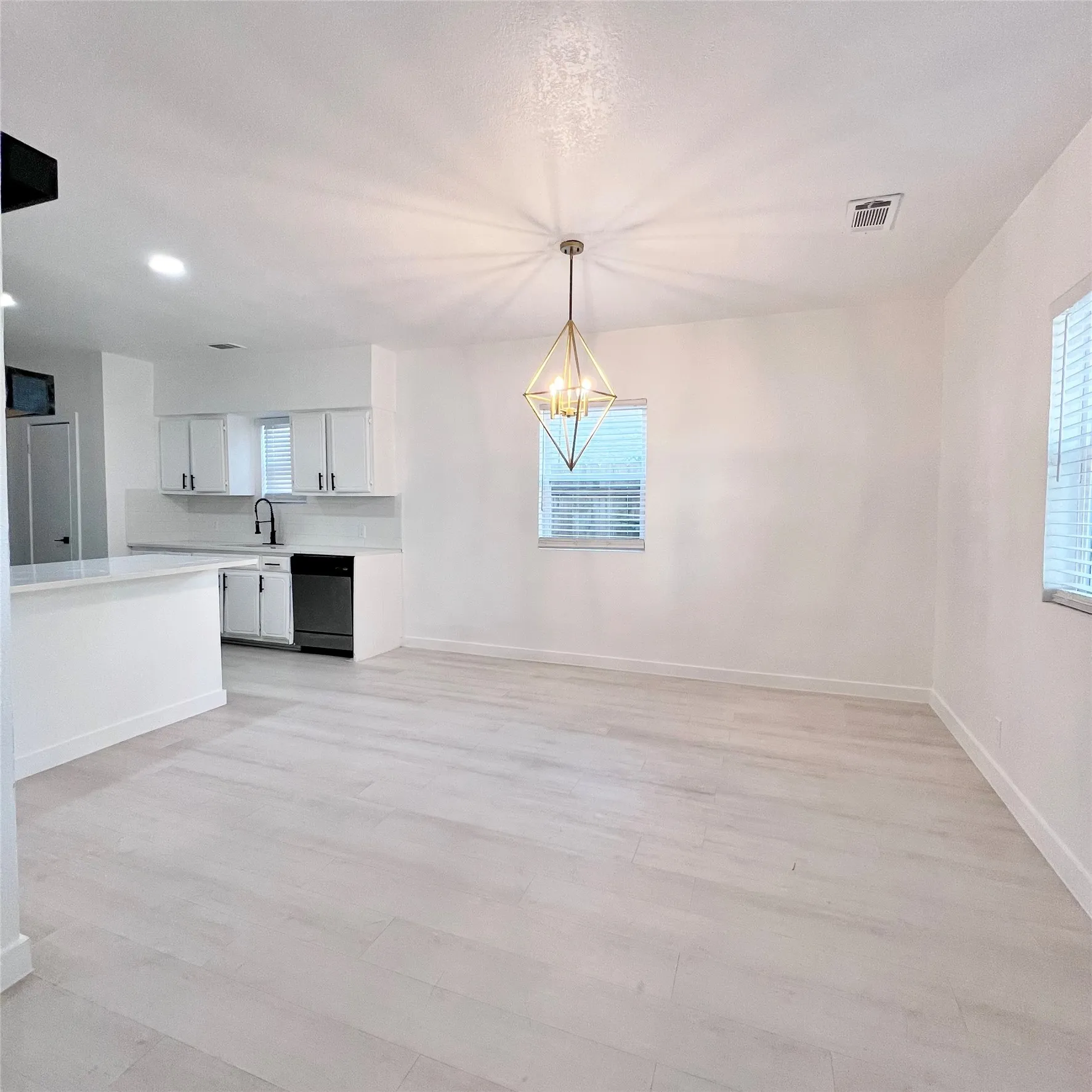 Single Family Residence For Rent in Dallas County , 1542 E Ohio Avenue, Dallas, Texas 75216, 4 Bedroom, 2 Bathroom, Garage spaces, 1,248 Sqft, built in 1925, mls#21381632, Real Estate Agent in Dallas, Homes For Rent in Dallas county, Homes For Rent in Dallas, Realtor in Dallas Texas, Real Estate Brokerage Independent Realty Texas, Luminita Cordes Realtor
