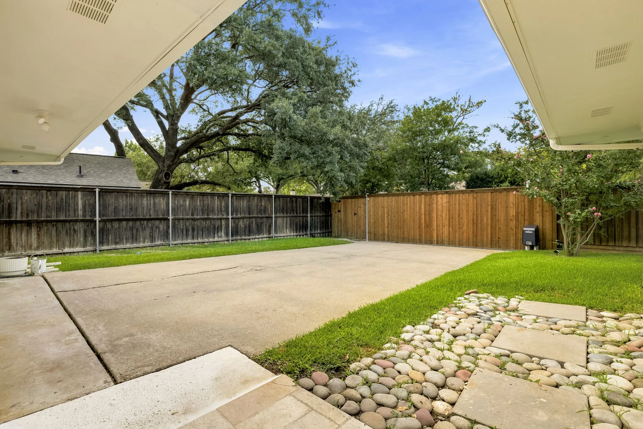 Single Family Residence For Sale in Dallas County , 7429 Tangleglen Drive, Dallas, Texas 75248, 4 Bedroom, 4 Bathroom, 2 Garage spaces, 2,491 Sqft, built in 1968, mls#21381055, Real Estate Agent in Dallas, Homes For Sale in Dallas county, Homes For Sale in Dallas, Realtor in Dallas Texas, Real Estate Brokerage Independent Realty Texas, Luminita Cordes Realtor